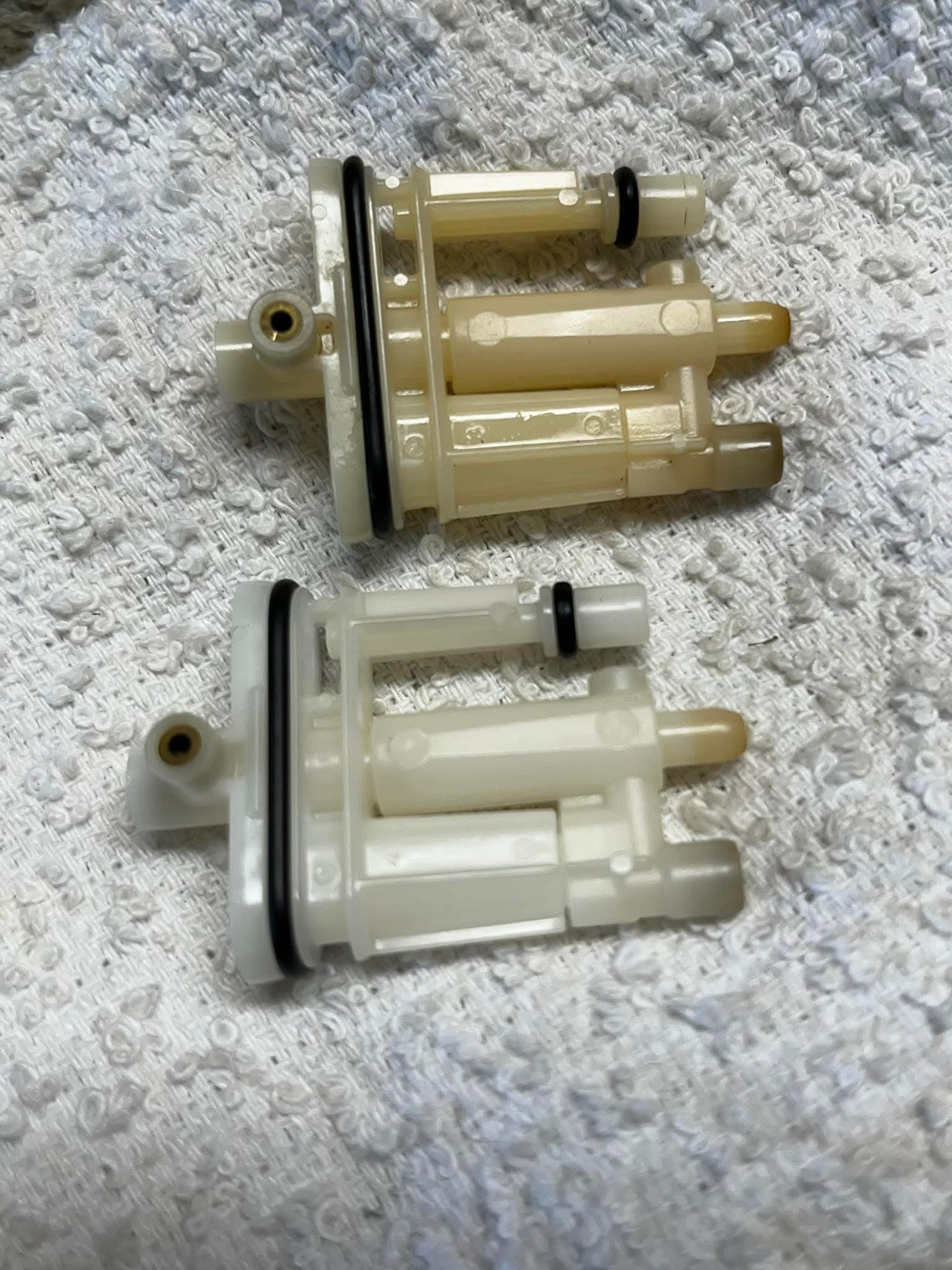 y♫ Do white jet assemblies in newer plastic Briggs carbs differ in