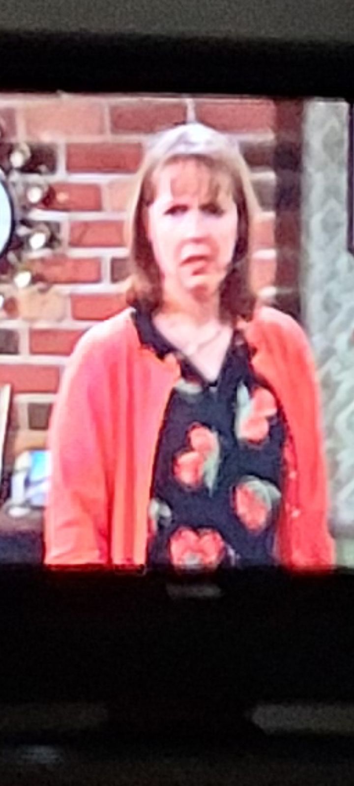 why does amy dress like an old lady Amy's choice in Good Girls episode is questionable 992