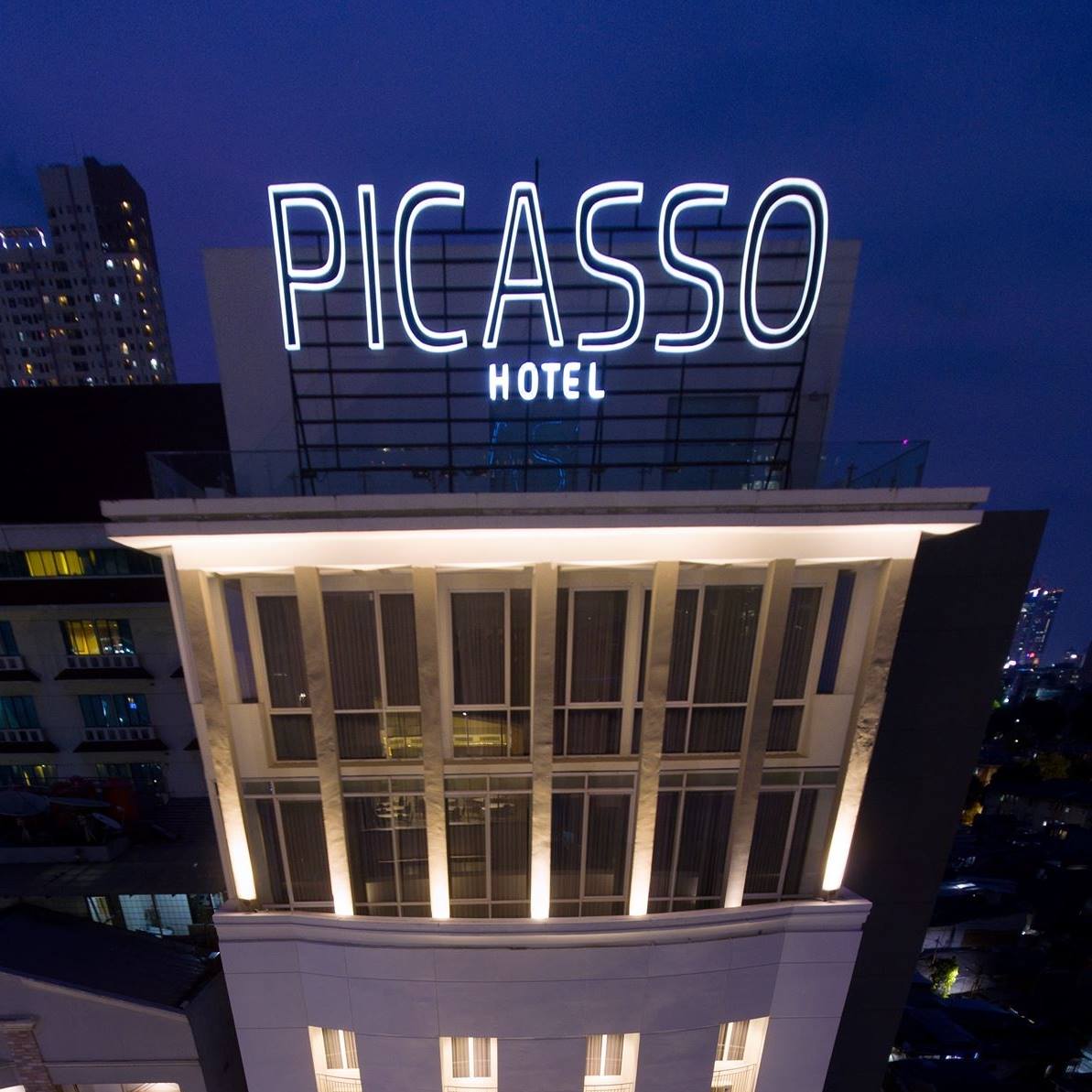 Hustle Under the City Lights Langkah dinamis, irama disko, dan suasana ...