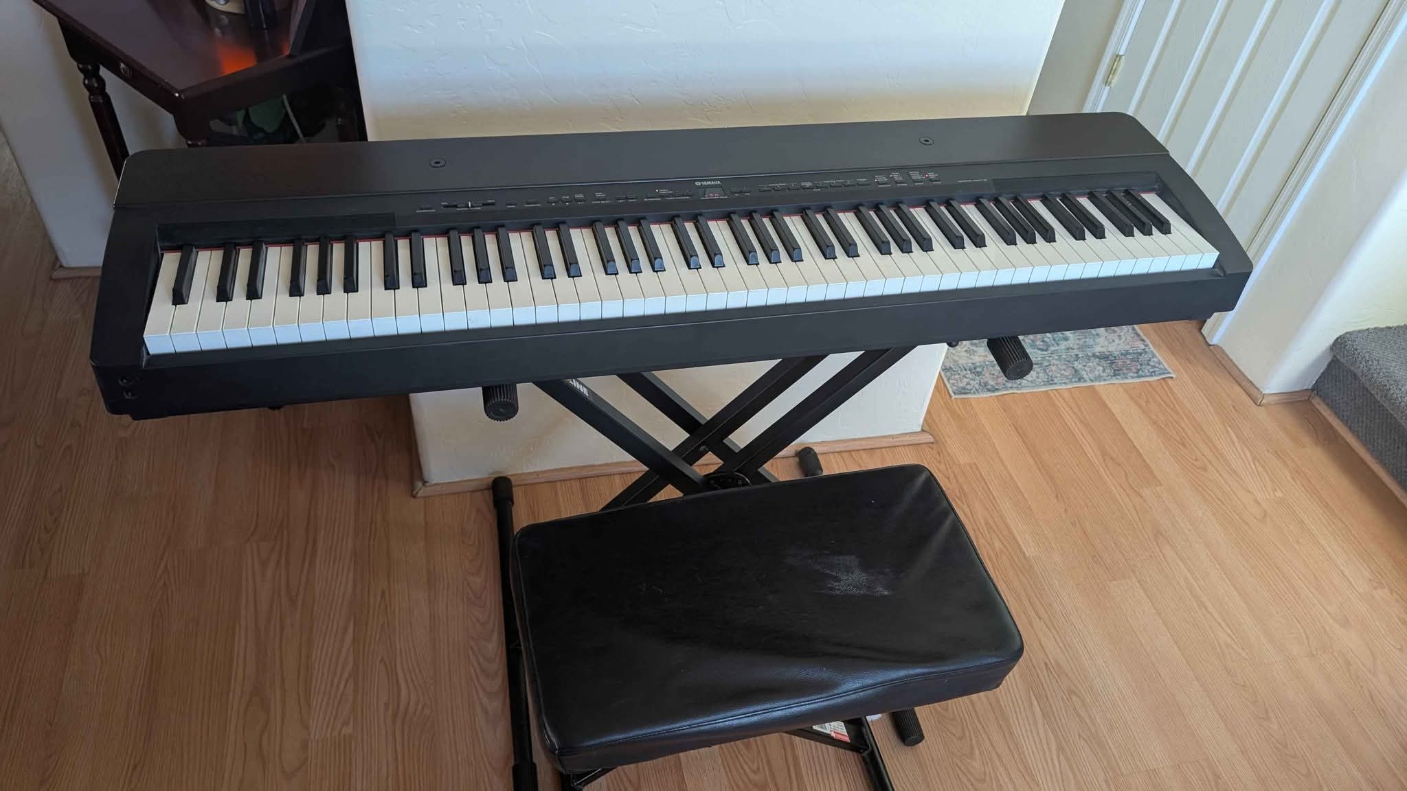 Yamaha p-140 Keyboard with adjustable stand and adjustable seat ...