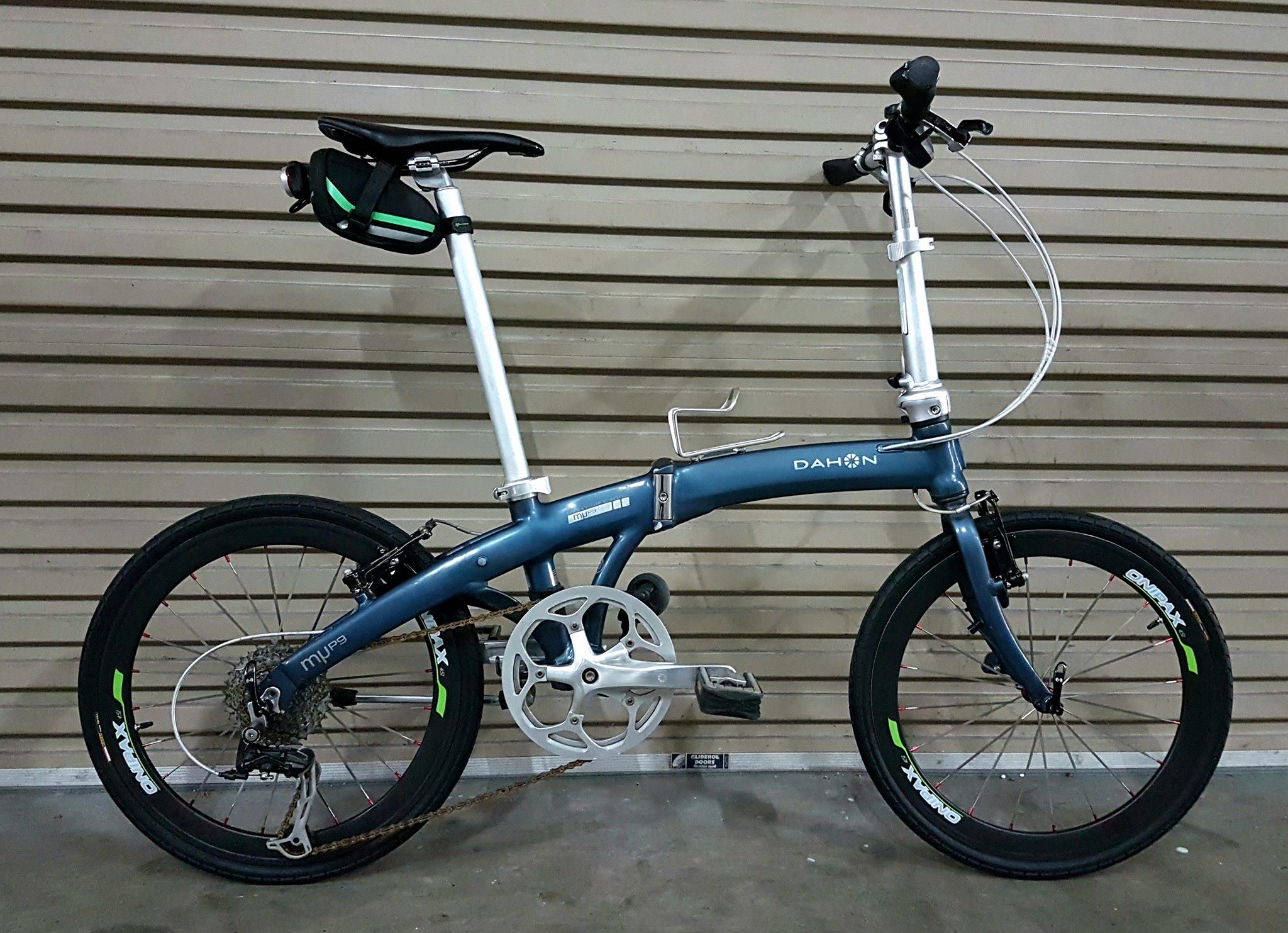 Onipax 451 Carbon wheel set on Dahon Mu P9. Featuring 38mm carbon 