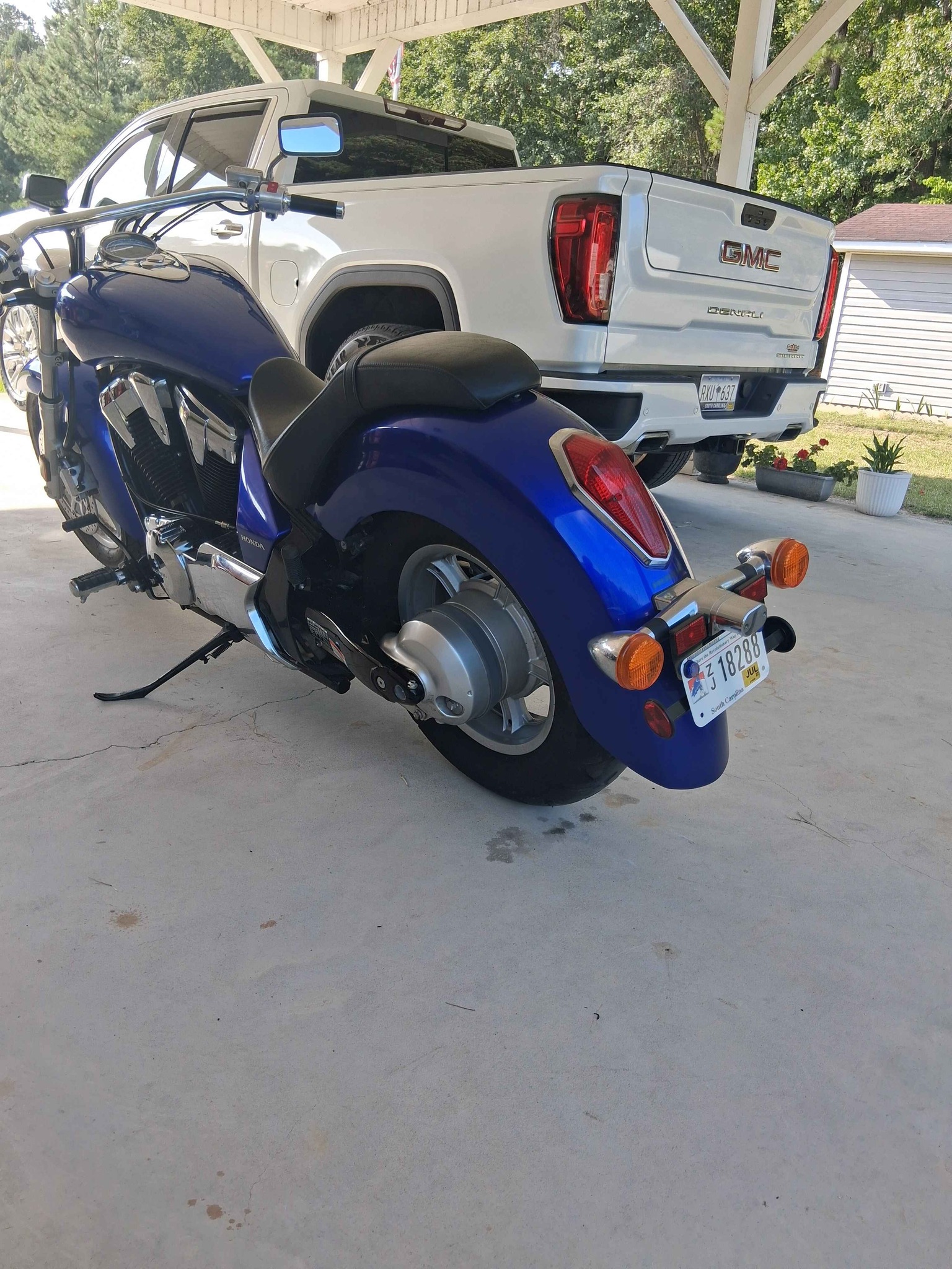 サムシング This bike is basically brand new. It only has 1011 miles. It has