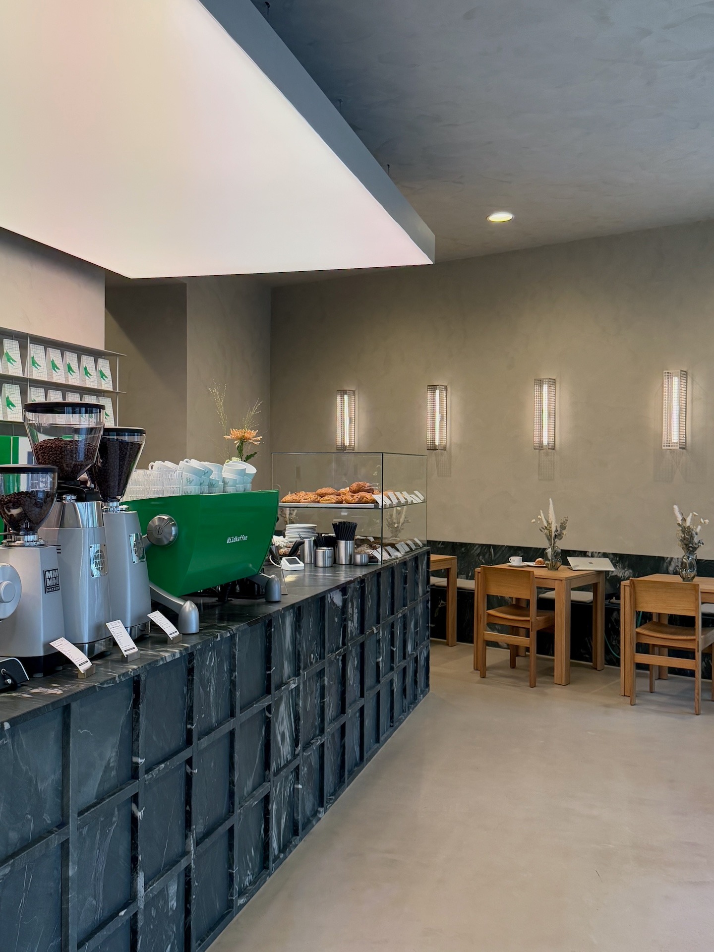 Stylischer neuer Specialty Coffee Shop Mit dem neuen Wildkaffee ...