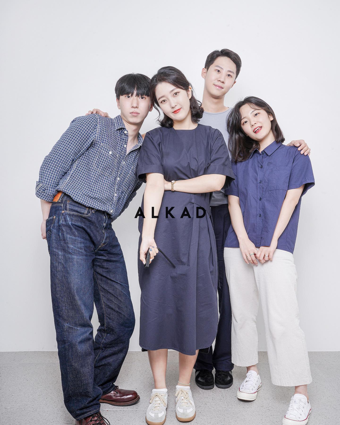 Alkad Studio - 단체샷을 위한 시밀러룩의 정석! 🧕🏻👩🏻‍🎤🦹🏻🧞 #깔맞춤의미학... | Facebook