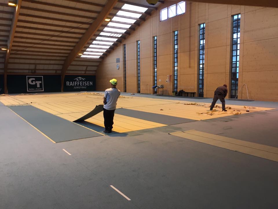 Arbeiten Fur Neuen Teppichbelag Sind In Victoria Jungfrau