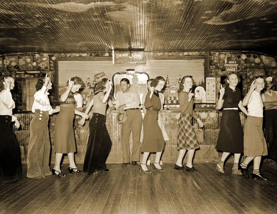 Girls dancing at a roadhouse Louisiana (1938) 🙂