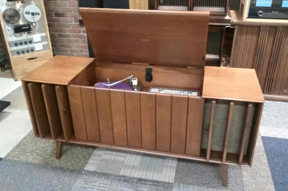 ❤️ビンテージ❤️綺麗なドイツベア　GRISLEY 1960s 1970s Refurbished 1974 Zenith G921P floor model console for sale
