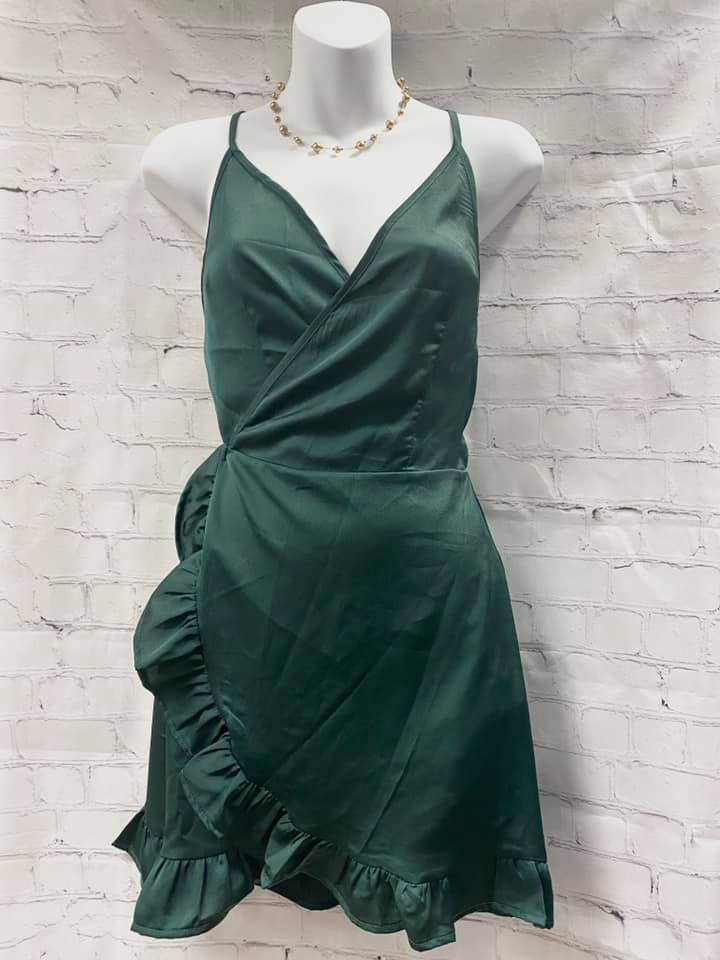 my jewel mini dress forest green NWT Princess Polly sequin halter dress. Has an open back with a zipper, clasp, and tie in the back. Retails for $99. Women's size 6. Cash only. Pickup in Colonial solid cabinet pulls