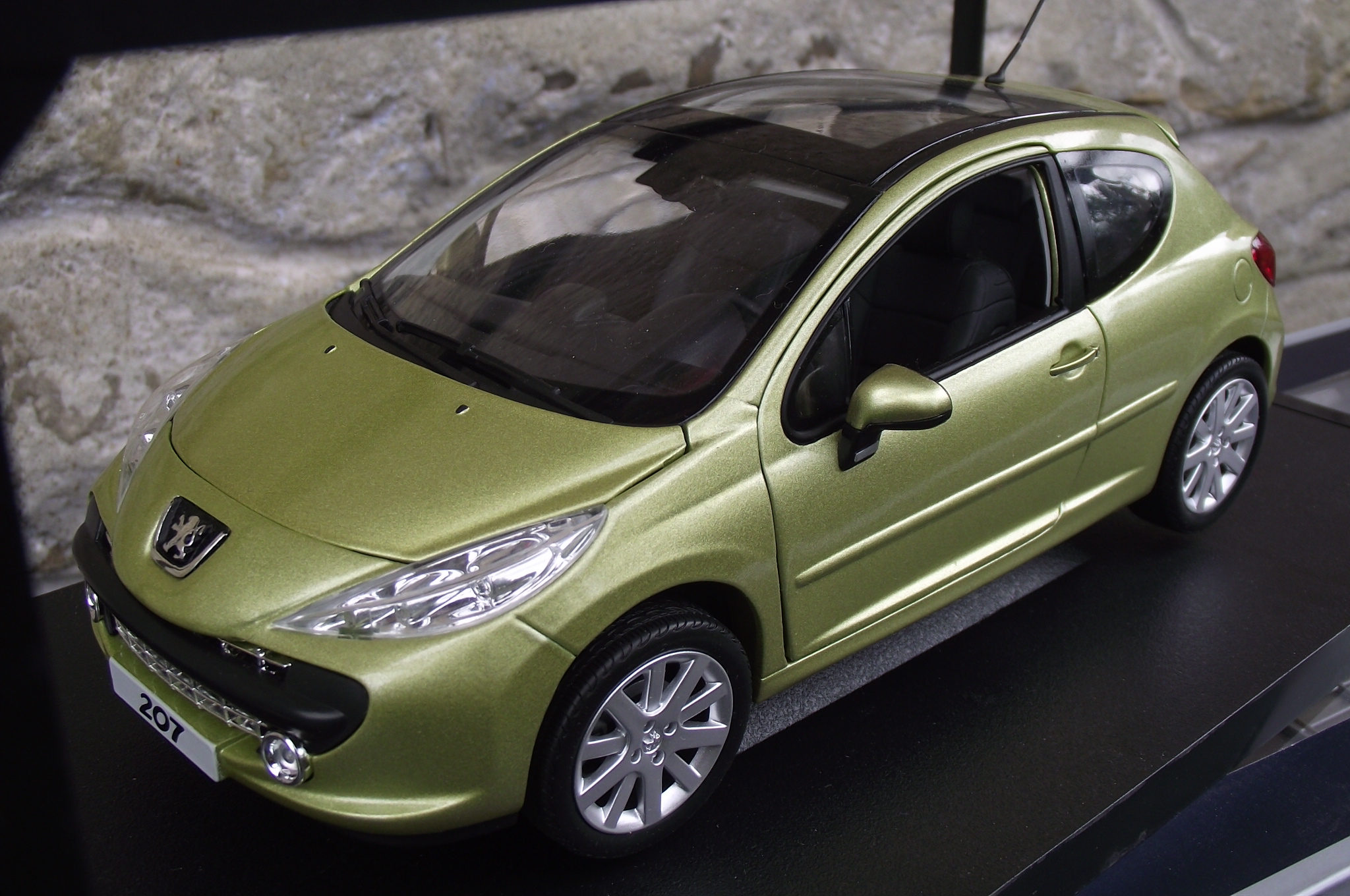 Peugeot 207 Griffe in 1:18 and Jaune Lacerta colour.