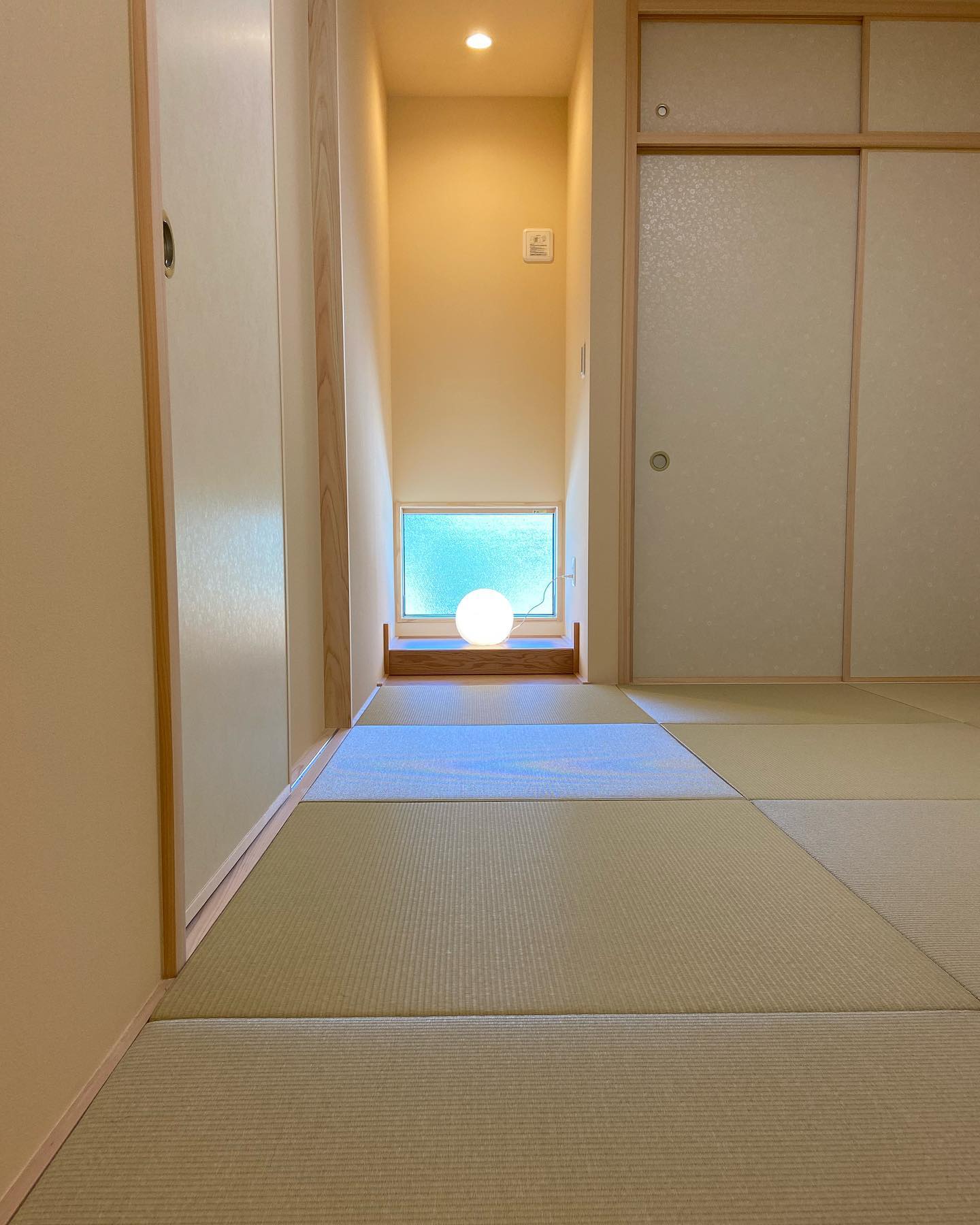 【近代的な和室】 リビング続きの和室のある間取り リビングの戸襖を開ければ... - House plus+ 光栄建設