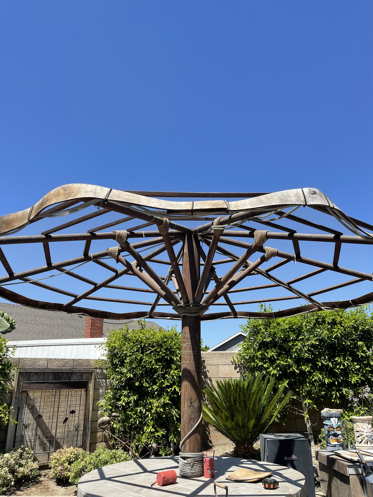 green offset patio umbrella The Grande Round™ shop_by_space The space Umbrella Metal And Glass condition:Excellent_18239050