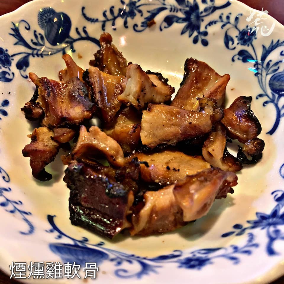 荒酒处 燻製料理專門居酒屋 - 超下酒的煙燻雞胸軟骨，刻意留著軟骨邊的肉跟油脂，用特調醬油醃漬後，接著風乾一晚，先用...