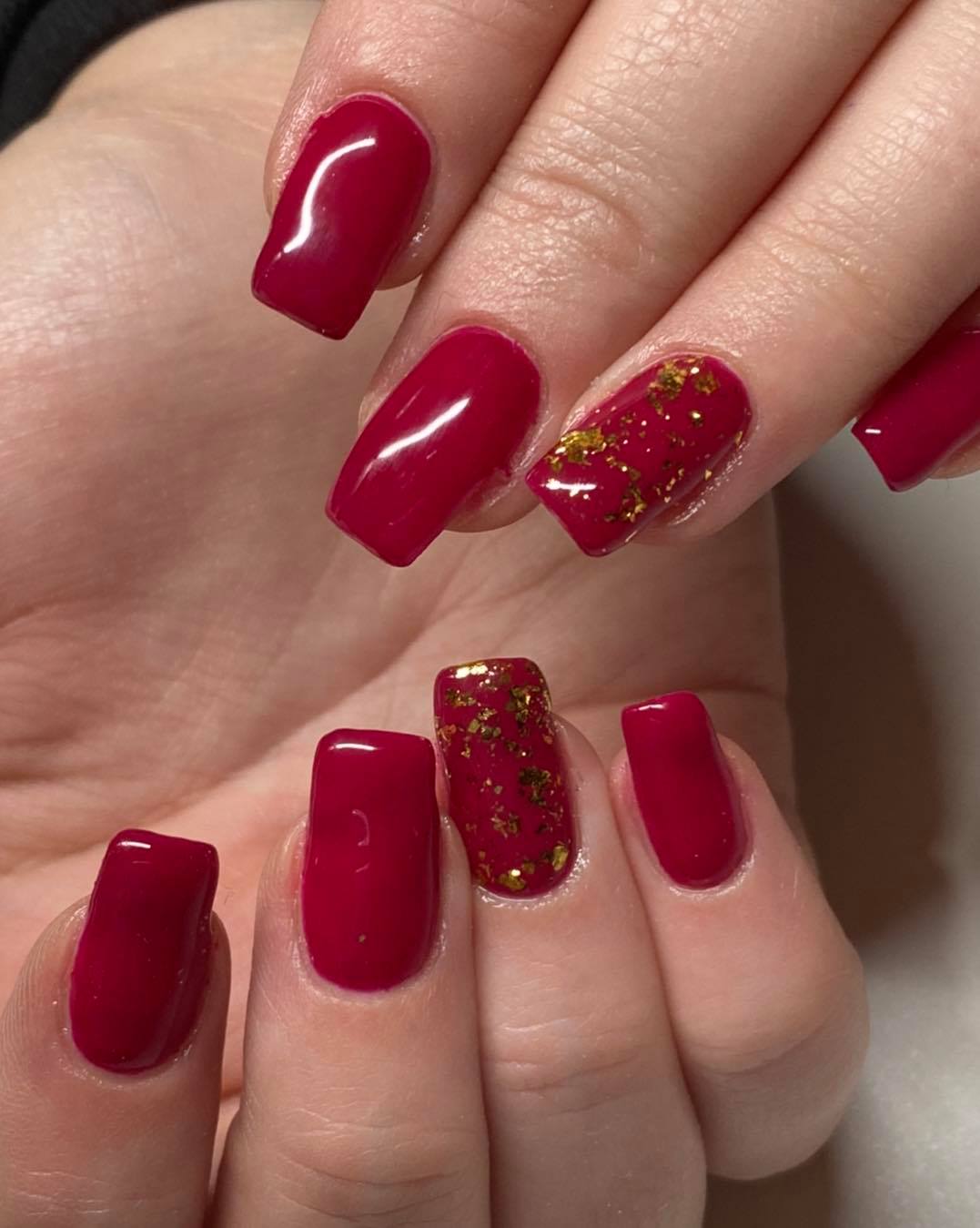Ongle Rouge Avec Feuille D or