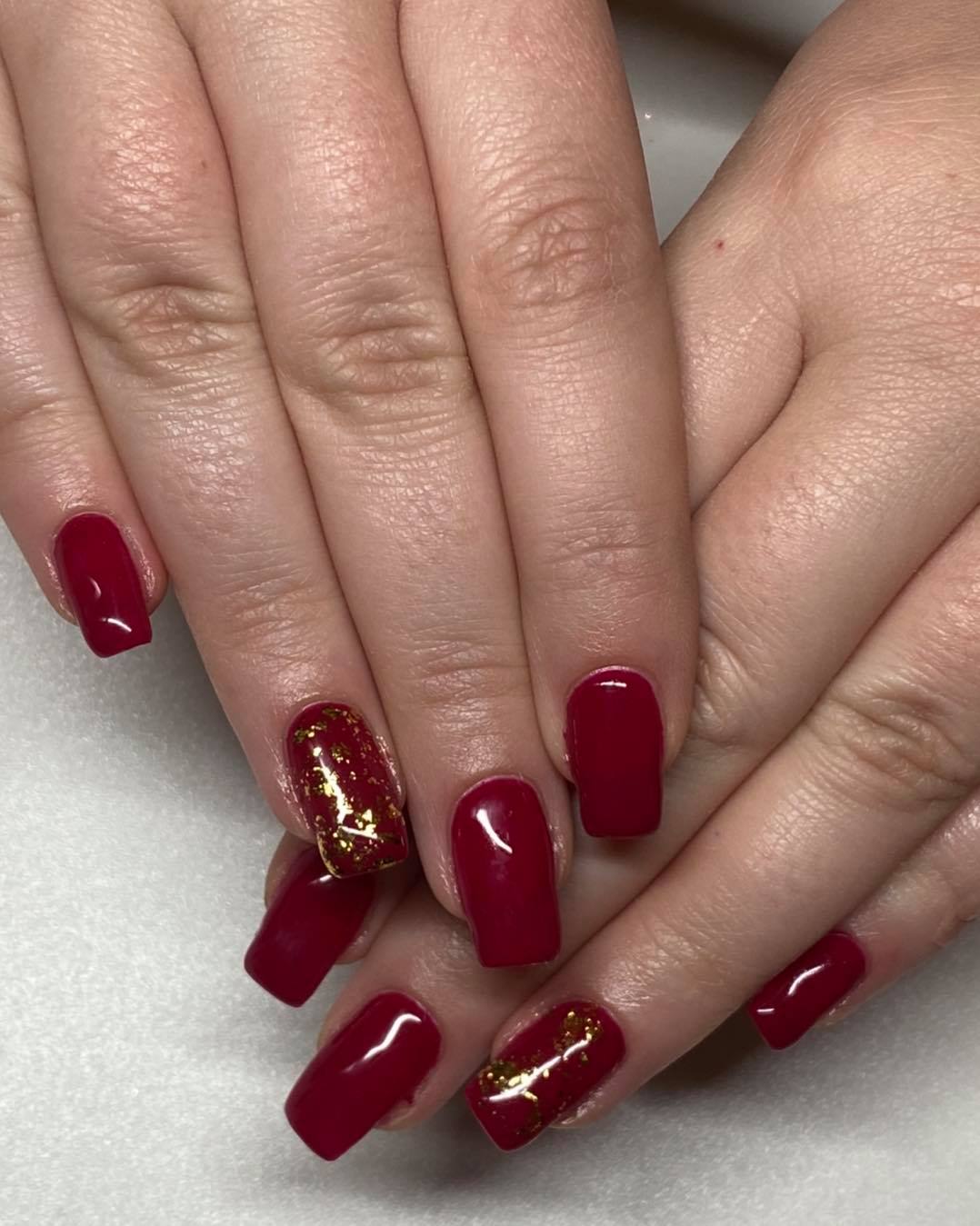 Ongle Rouge Avec Feuille D Or