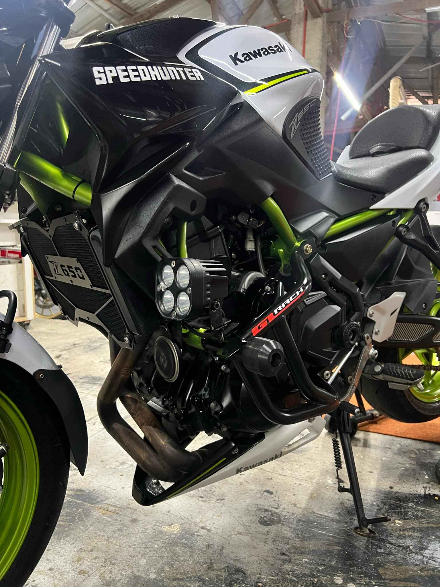 Kawasaki z650 crashguard with slider bolt aux bracket powder