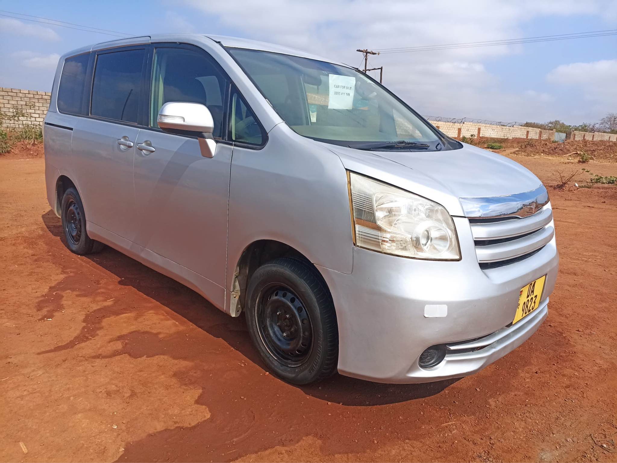 Toyota VOXY New Face Fairly Used with Untampered Engine dry no fault ...