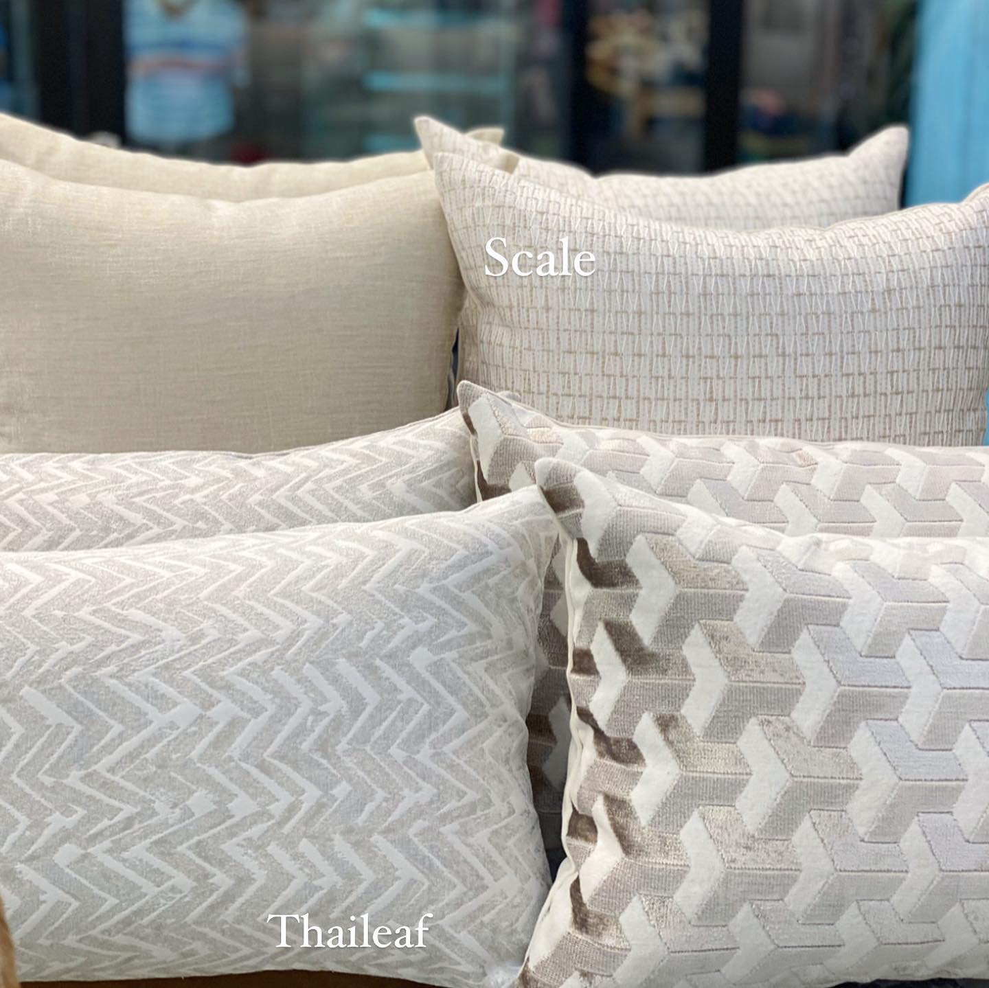 คุณลูกค้าเลือกสินค้าหน้าร้านโทนขาวครีม... - Pusani Home Decor