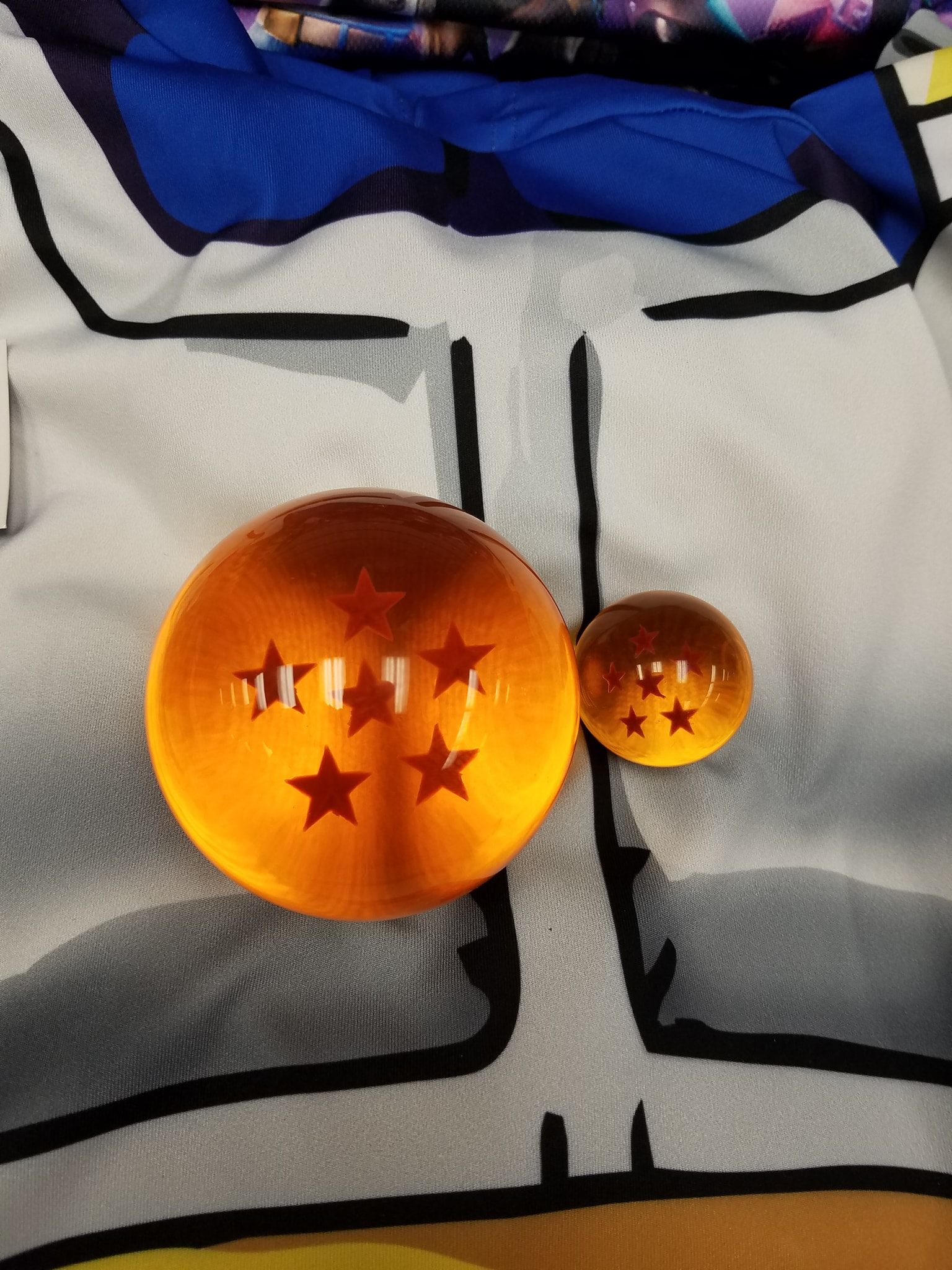 Seven Dragon Balls Set Diameter is 7.6 cm and comes with a base 
