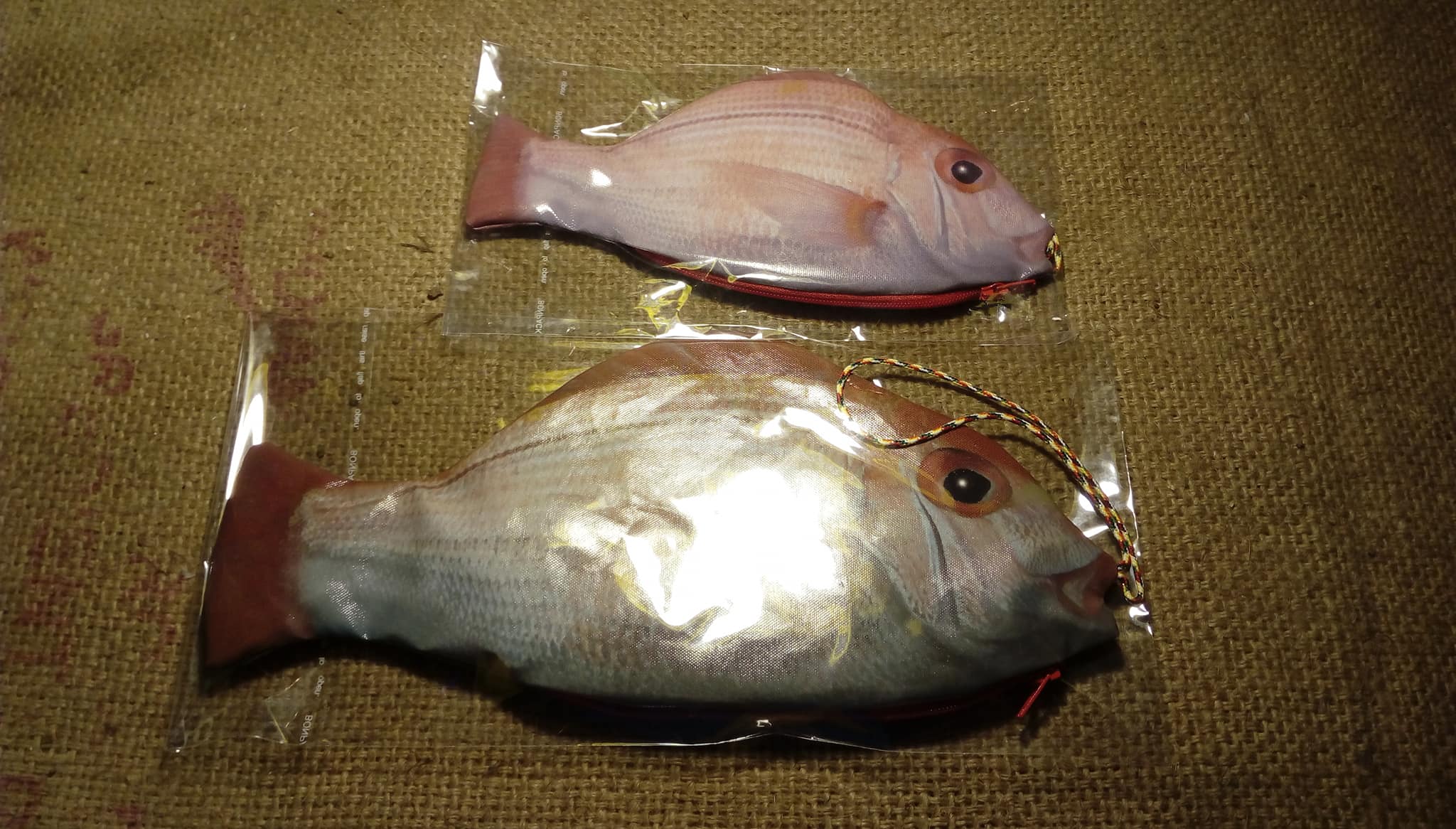 花現喜樹文創 朋友的請託 大型魚筆袋出現中 大赤章魚 可裝較多的東西 我們的魚包包 不在天上賣 Facebook