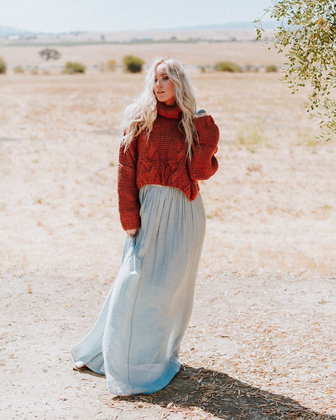 The perfect way to transition a maxi dress for cooler weather?! Add a sweater! 🍂 Loving the autumn vibes of this combo! ✌🏼 shop: www.threebirdnest.com