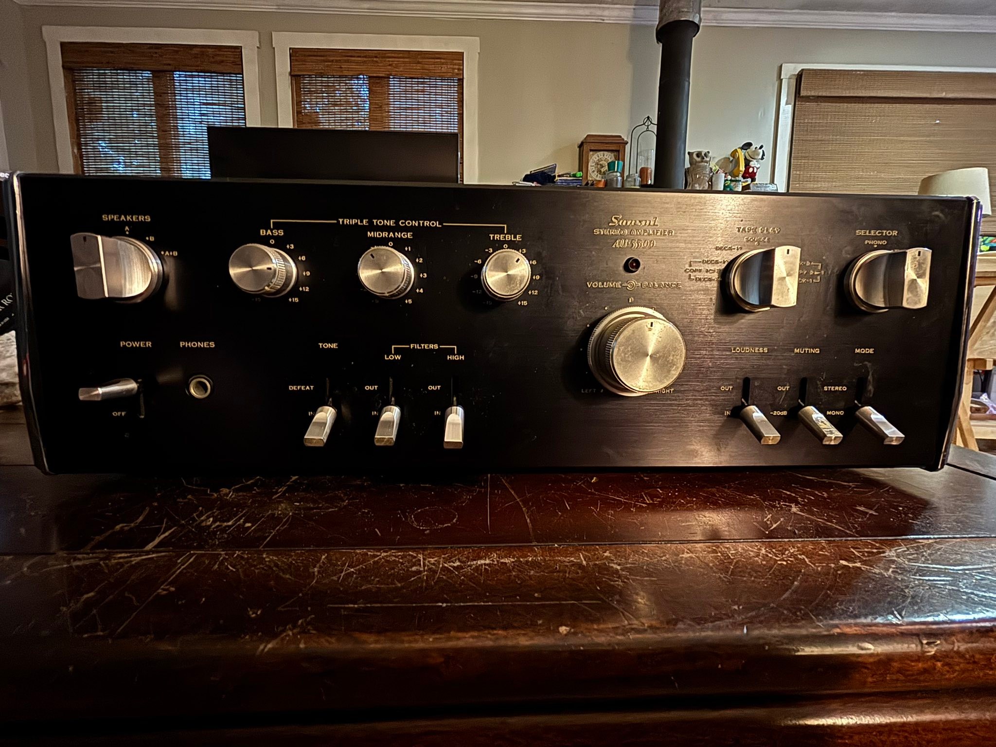 Repairing a vintage Sansui AU-5500 amplifier found very cheaply