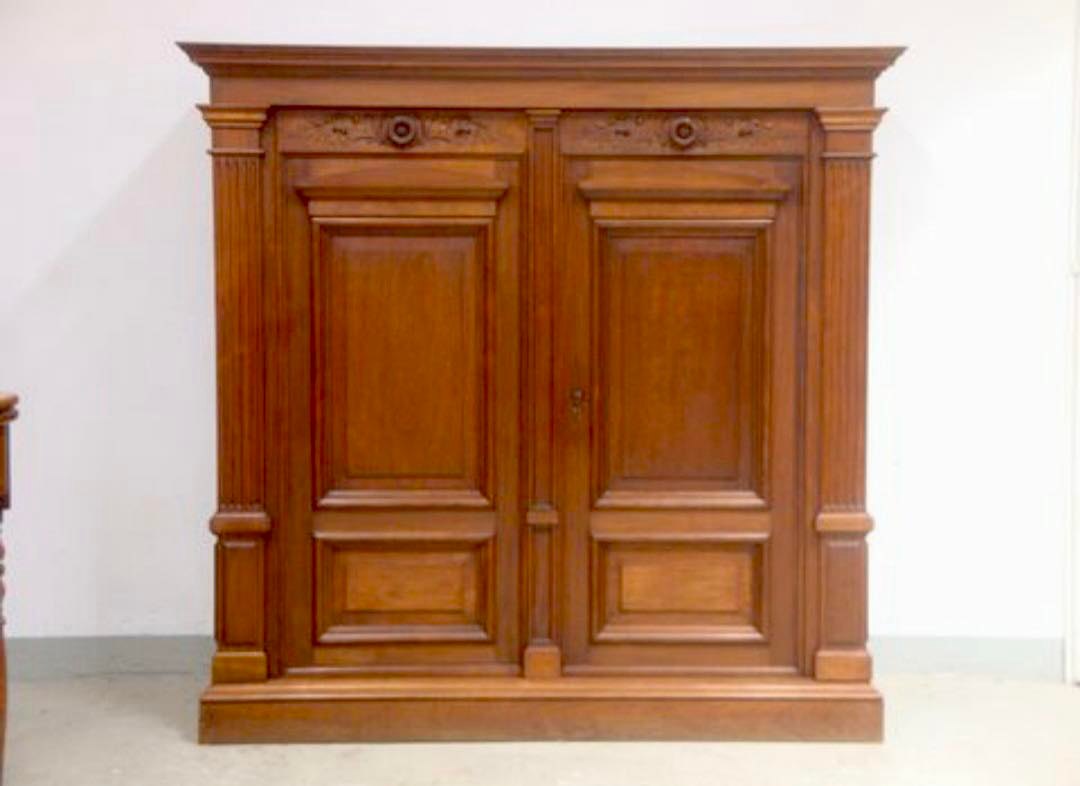 Ein zweitüriger Schrank (um 1875), halbhoch aus Nussholz gearbeitet. Auffallend ist hier die stimmige Proportion und die perfekte handwerkliche Ausführung. . . . #halbschrank #historismus #nussbaum #