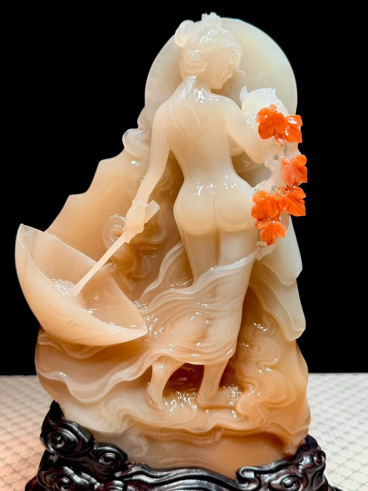 材料：寿山芙蓉石雕刻：背景尺寸：高21.5宽14厚6cm 重量：1890克大师亲