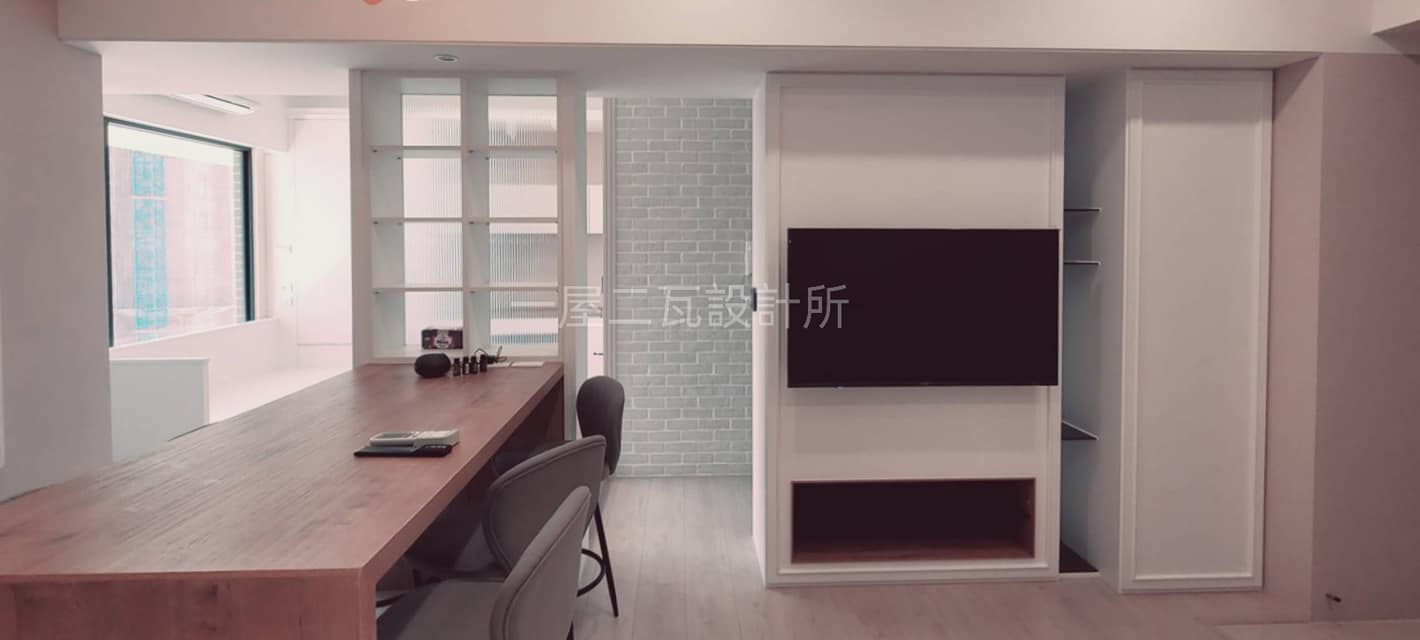 一屋二瓦 設計所 - 由於是買預售屋，所以交屋前夕屋主看到實際空間比原本想的感覺還小，還有一根很低的大主樑橫在中間非常... | Facebook
