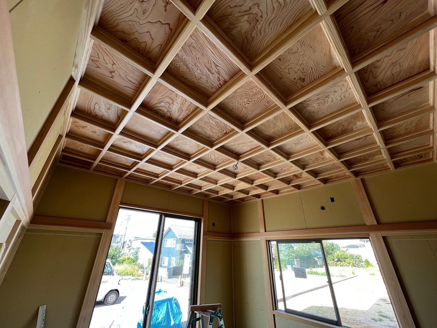 R＋house郡山南 渡辺建設 - ----- 格天井お目見え 真壁和室に秋田杉の格天井... | Facebook
