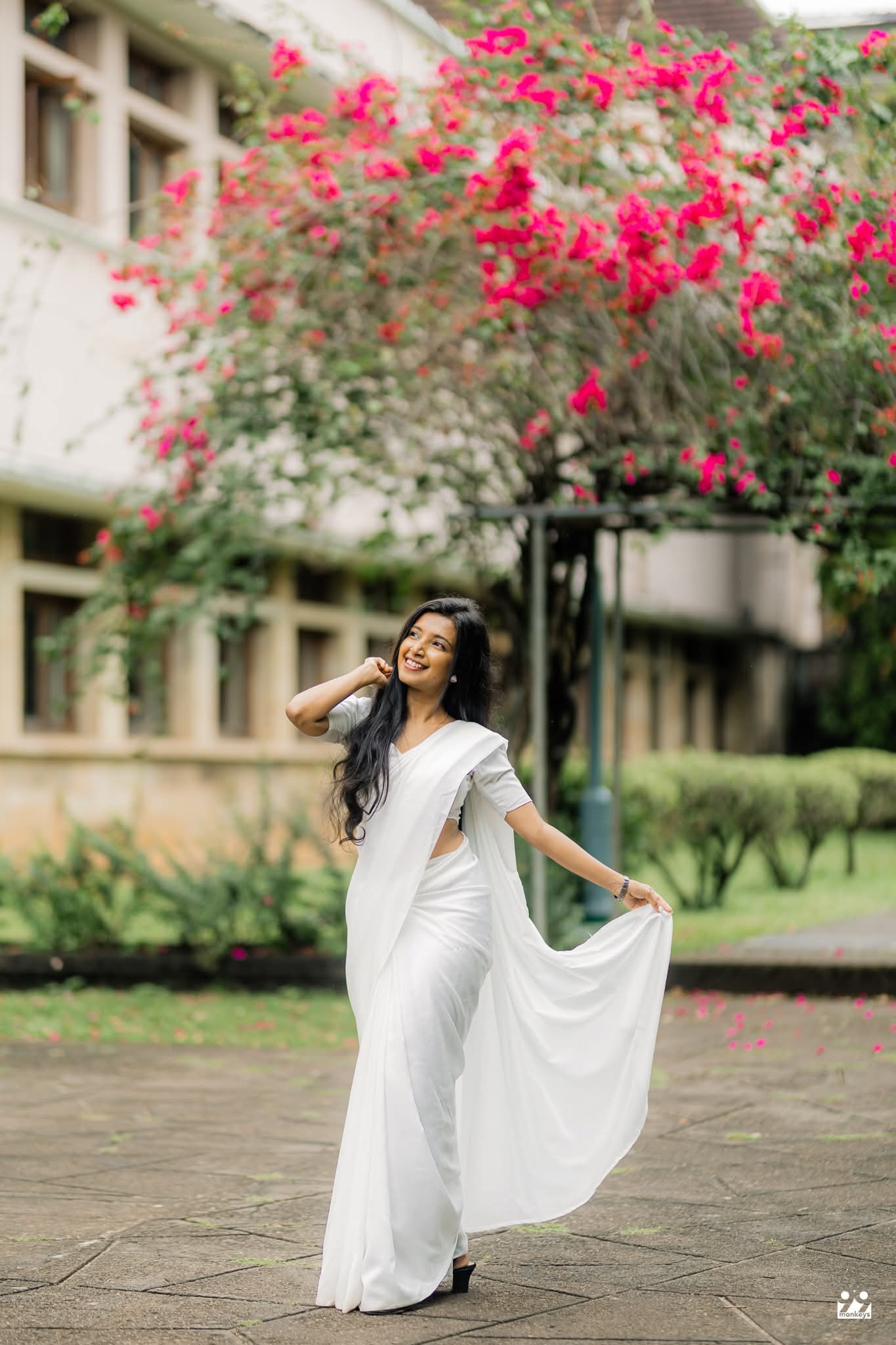 Kethmini - නික්ම යන්නට මත්තෙන් ශ්වේත වර්ණ සළුවෙන්🤍 | Facebook