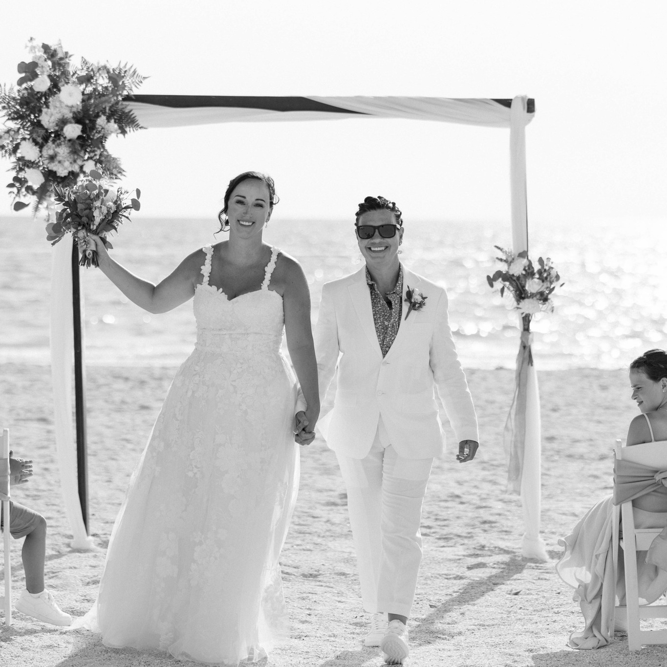 the knot beach wedding dresses Tide Weddings' Sea of Love Package Details Gold Lace Appliqued Royal Cap & Gown Color:Sky Blue robe de mariée