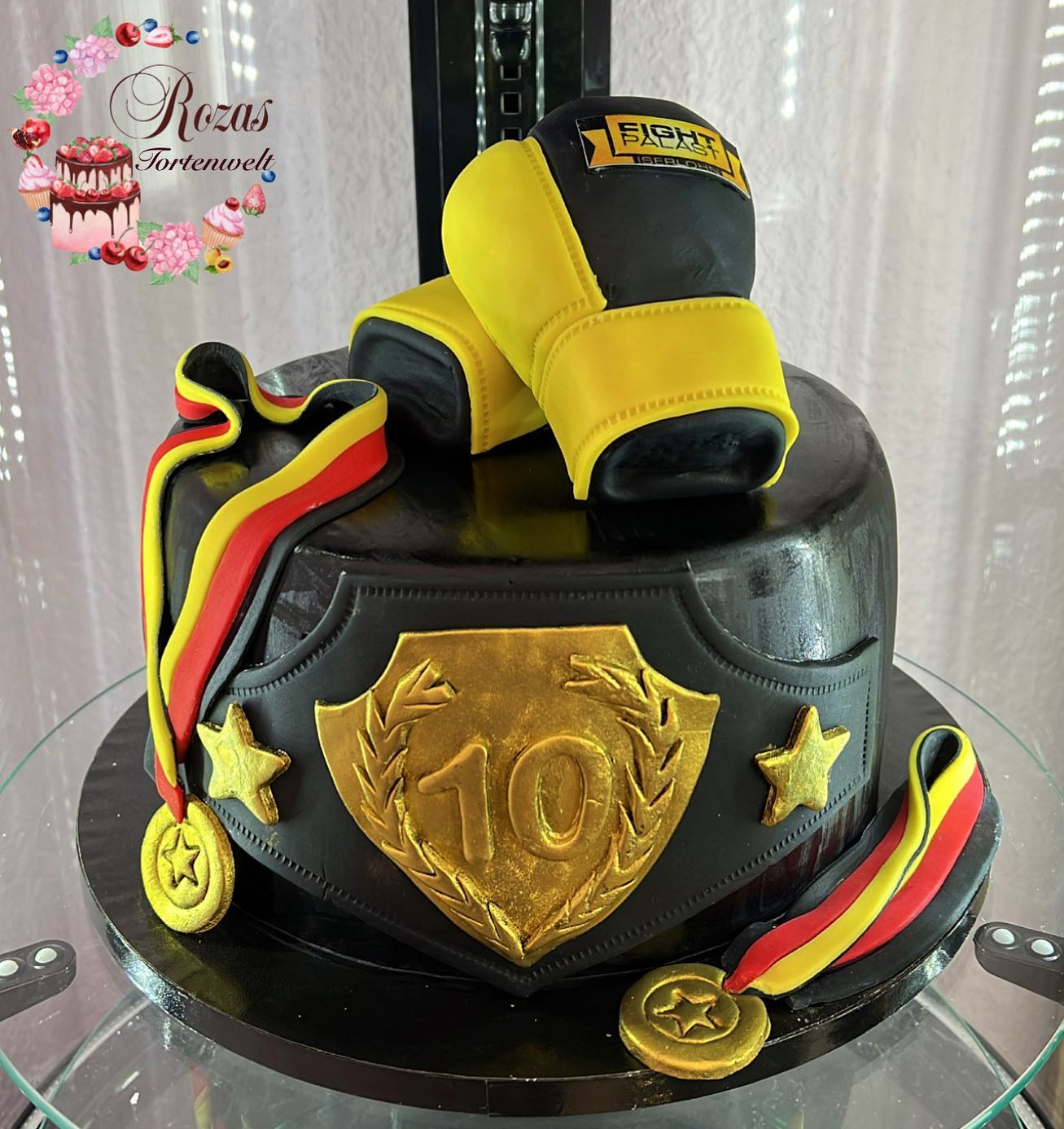 Eine Boxhandschuh Torte für @fightpalast 🥊. Ist die nicht genial 😎😅 . . . #boxing #boxer #cake #torte #kuchen #instacake #boxen #lecker #süß #iserlohn #fight #cakestagram #fightclub #backenmachtglüc