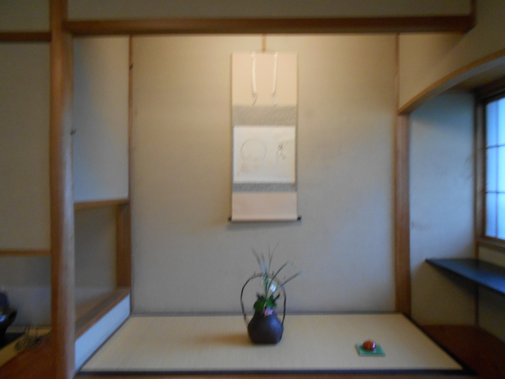 令和8年3月17日（火） 本日の立礼席 裏千家 掛軸 曲水宴 画賛 散る花を