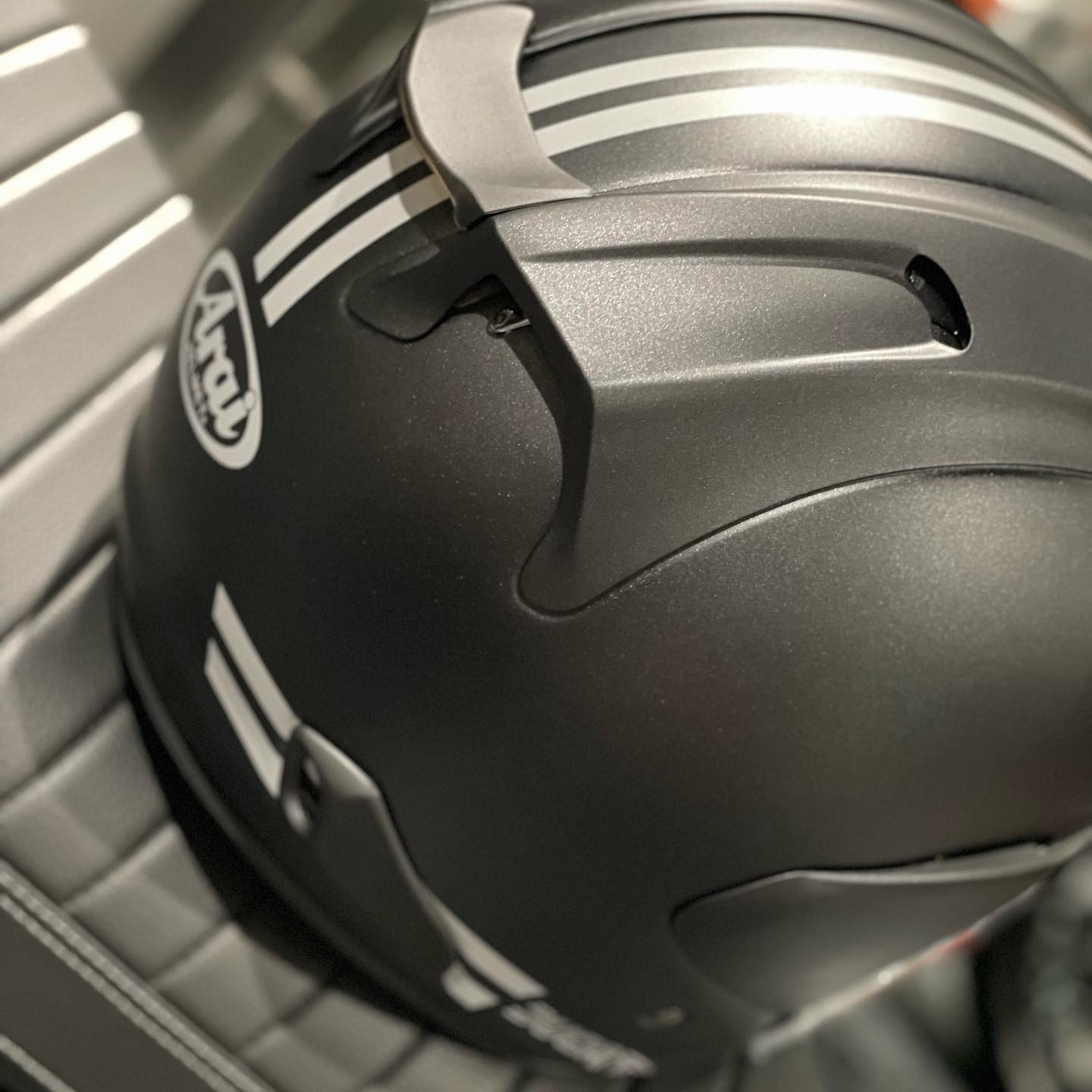 新作ヘルメットのご紹介です。 【Ducati Black Swag-ジェット 