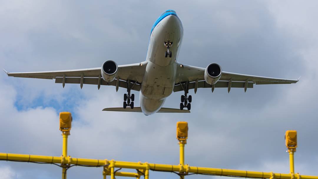 DaanAviation - Clear of the approach light! KLM A330 decending towards ...