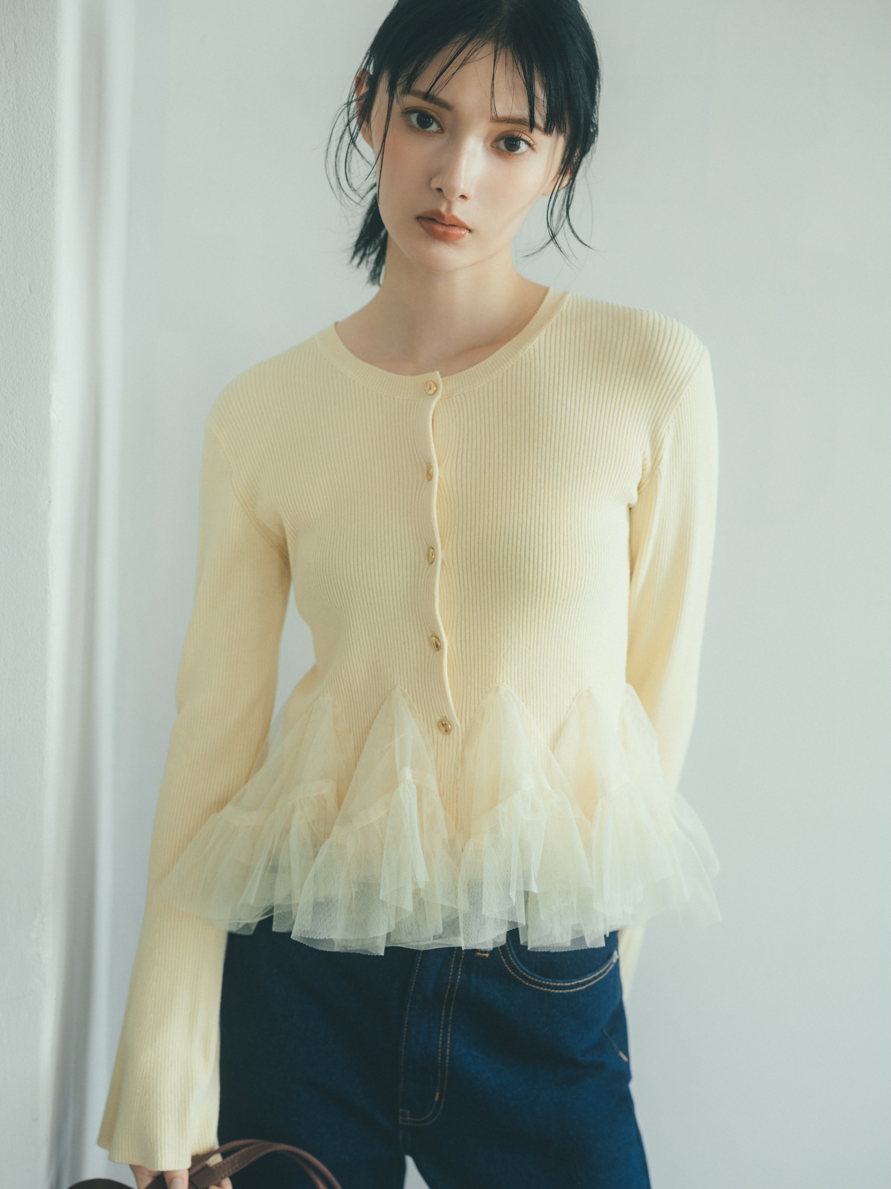 ドット柄や刺繍素材を取り入れて、 シンプルなモノトーンコーデに質感