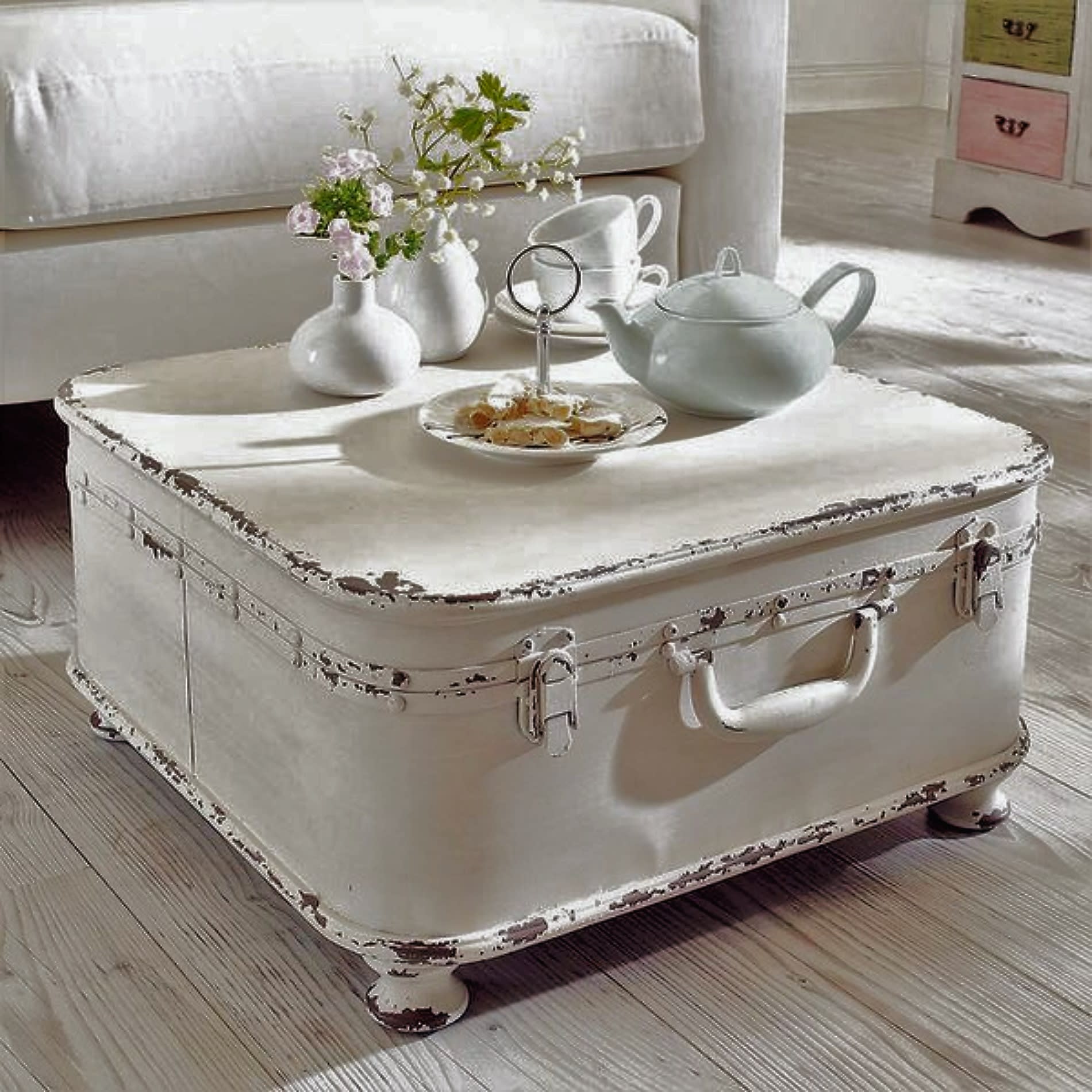 Ein Kaffeetisch muss ja nicht immer ein Tisch sein. Ein alter Koffer👜, schick hergerichtet sticht so richtig heraus. 😍 (📸homebnc_com) # kaffeetisch #lagerstorage #koffer #lagerbox #GibDenDingenEinZuhause #diy #design #wohnen