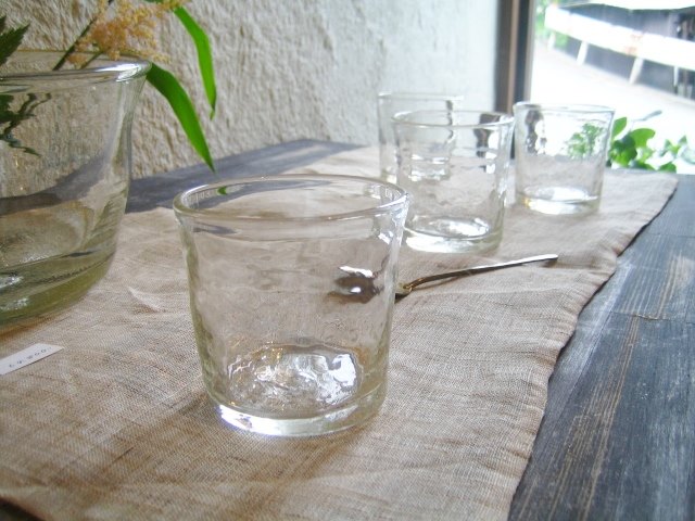 横山秀樹さんの硝子展がはじまりました。定番のコップいろいろ、ボウル