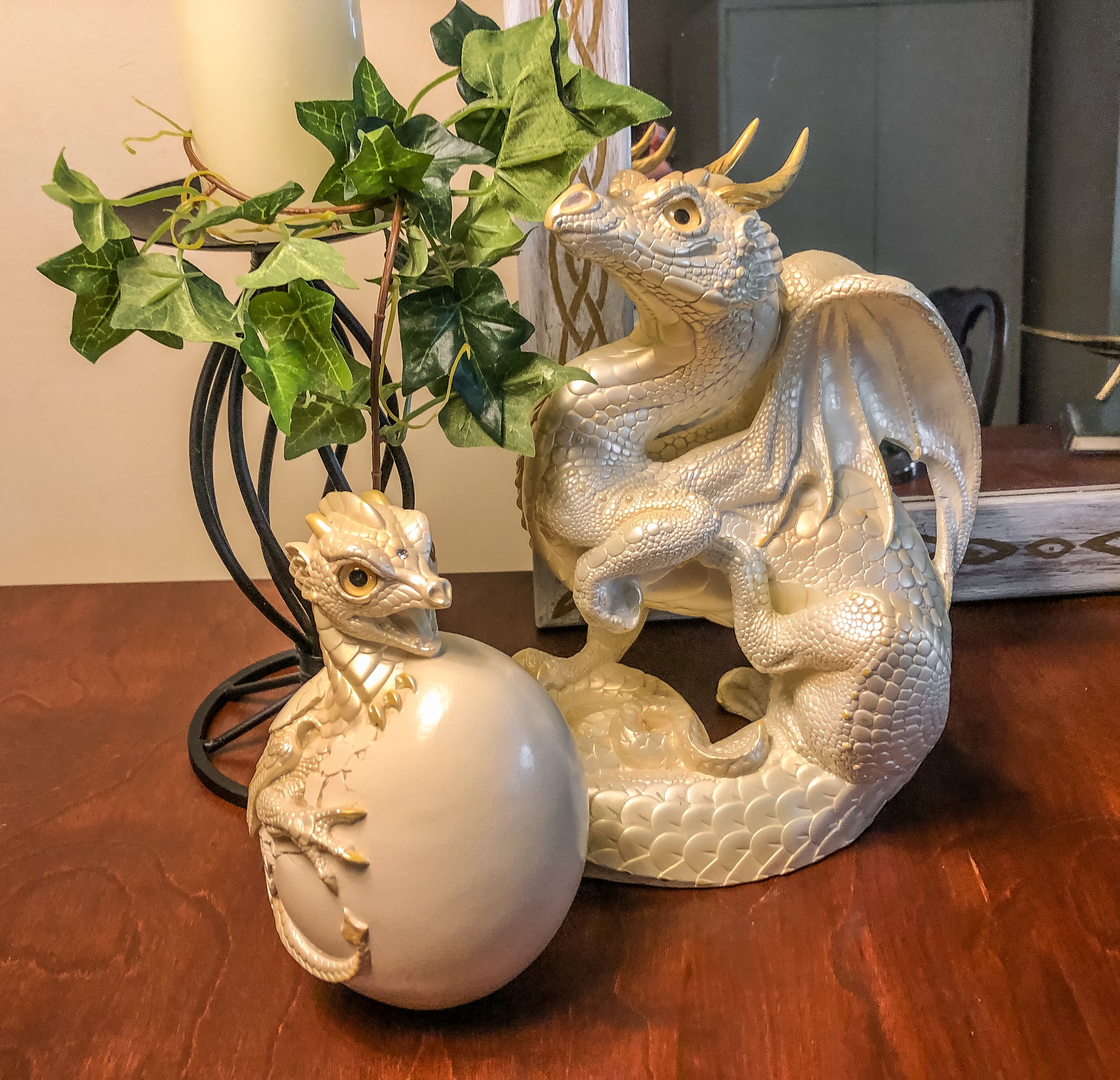 Windstone display cabinet for heavy dragon figurines