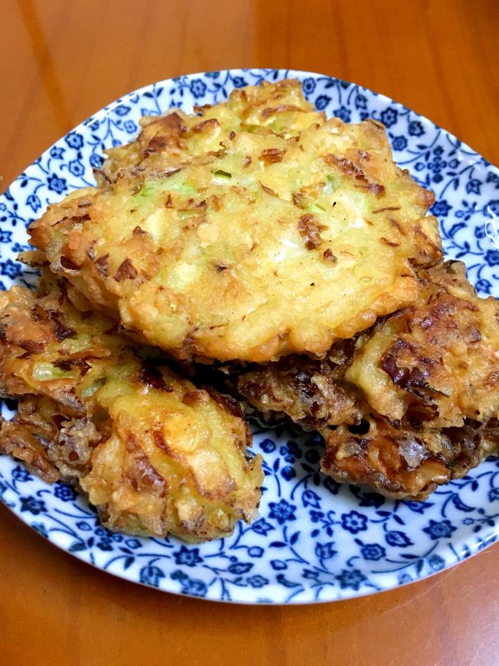 海味阿珠媽 - 《魚柳蔬菜炸》 很簡單的食材和作法 滿足嘴饞😋的慾望 🎠廚房遊樂場： 1.魚柳和高麗菜切絲...