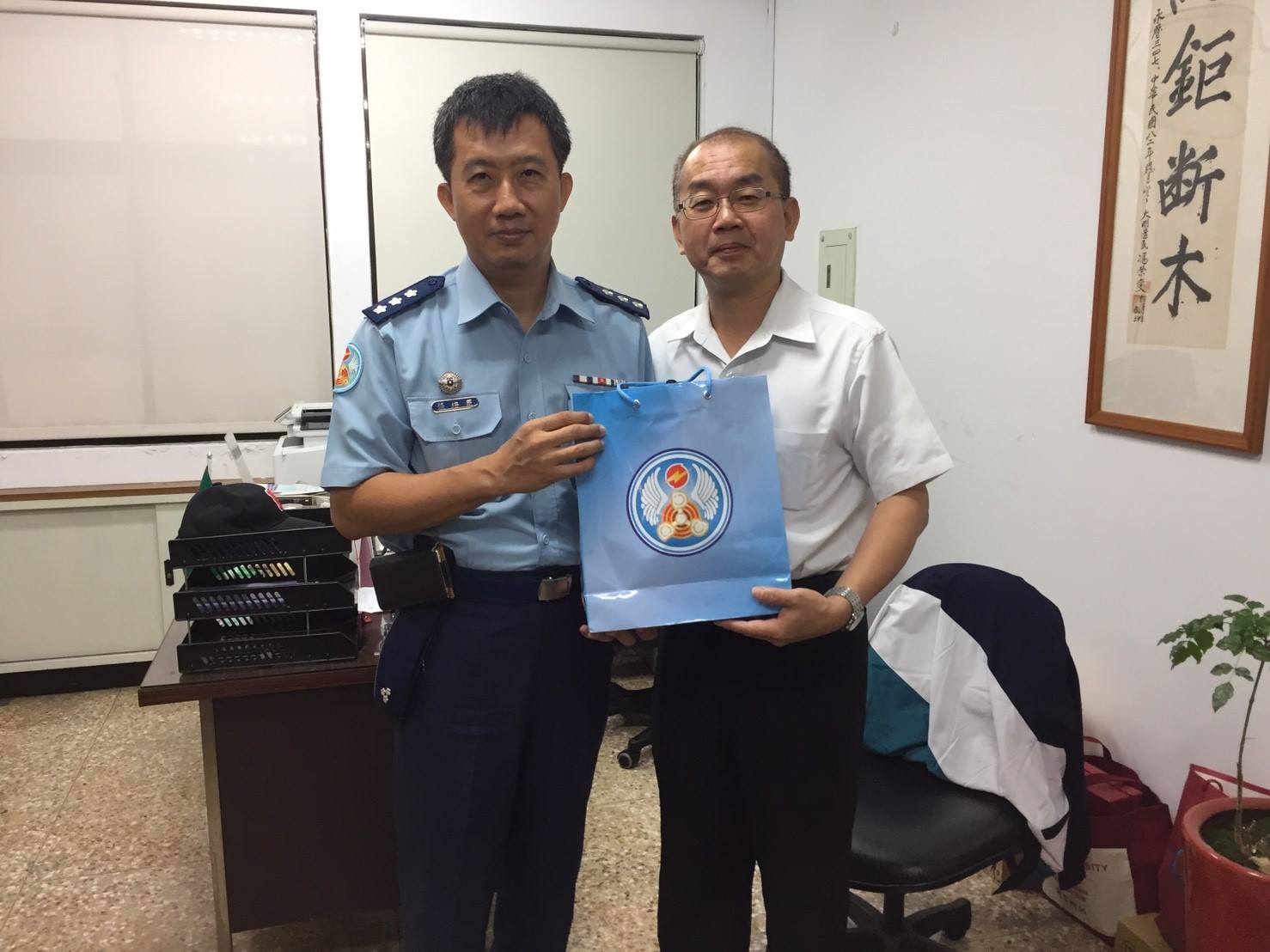 中華民國空軍 - 為提升招募成效，空軍氣象聯隊聯隊長張上校、參謀長吳上校及政戰主任楊上校日前分別前往淡江大學、新店高中... | Facebook