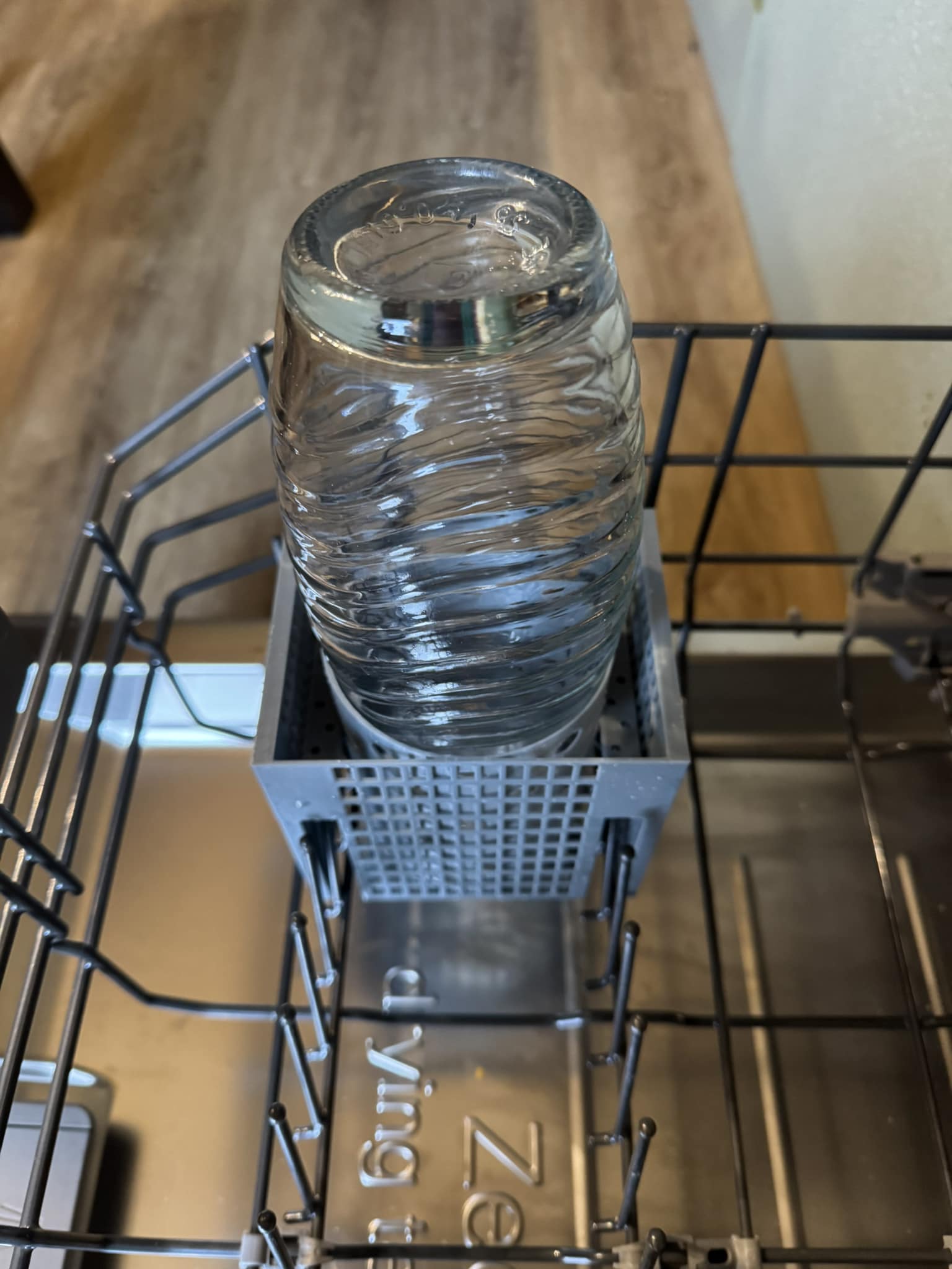 Soda Stream Halter für die Spülmaschine. https://makerworld.com/de/models/933384?from=search#profileId-897714