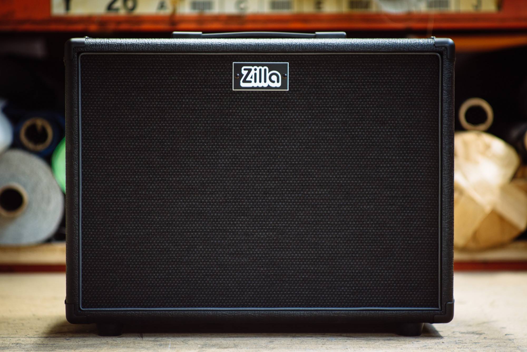 2x10, black basketweave tolex, Vox grill and white piping.