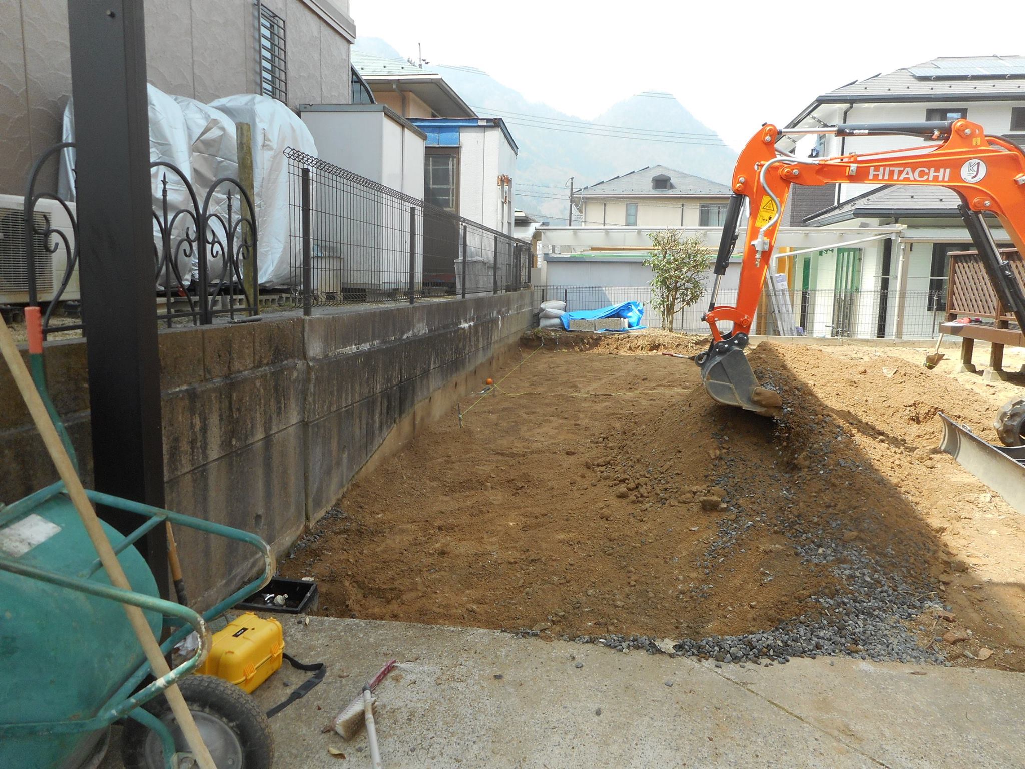 株式会社リュウケン - すき取り作業の様子です。 黄色の水糸が、駐車場の土間コンクリート舗装の仕上りになります。...