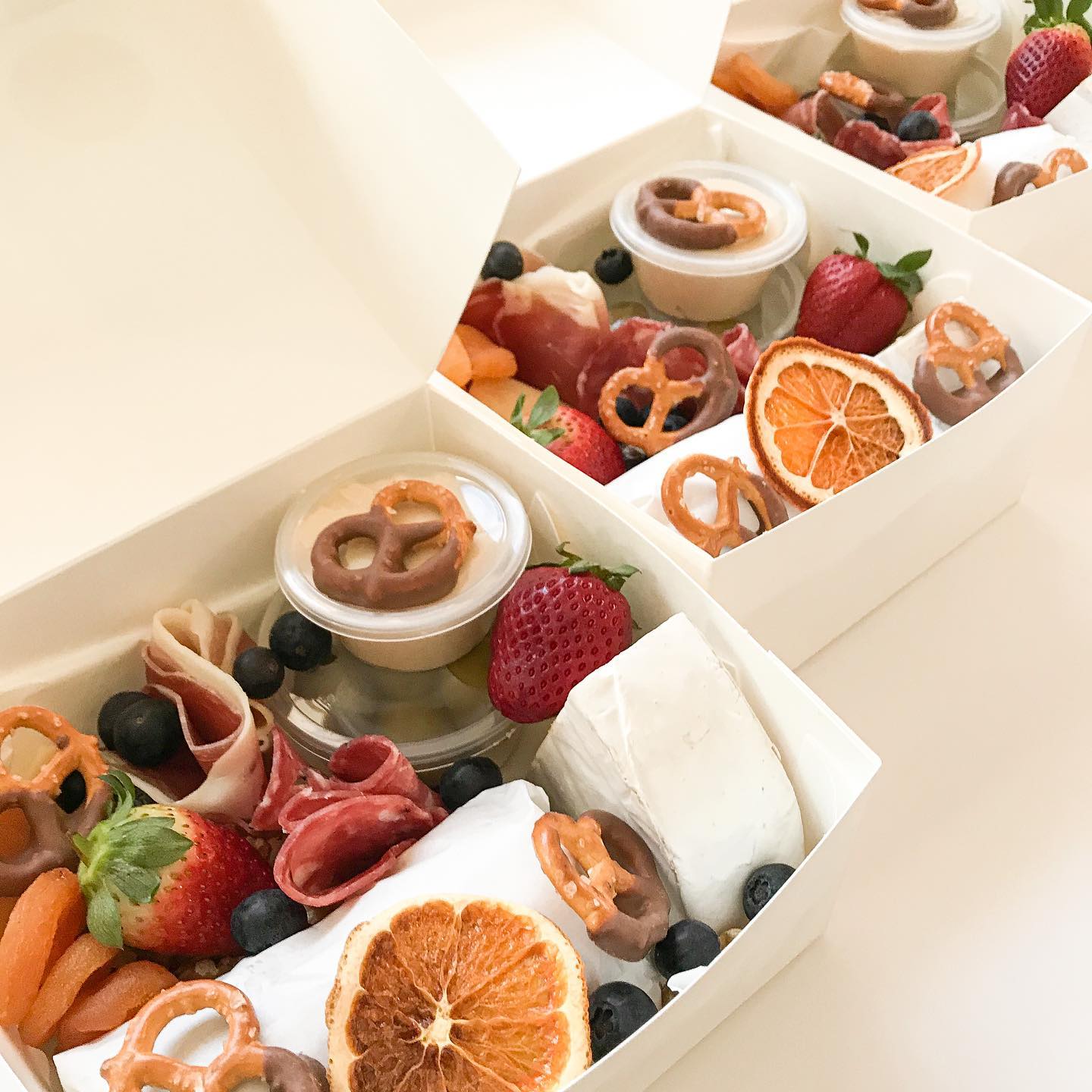 Thetableslayer - Some cute custom mini-boxes for a special...