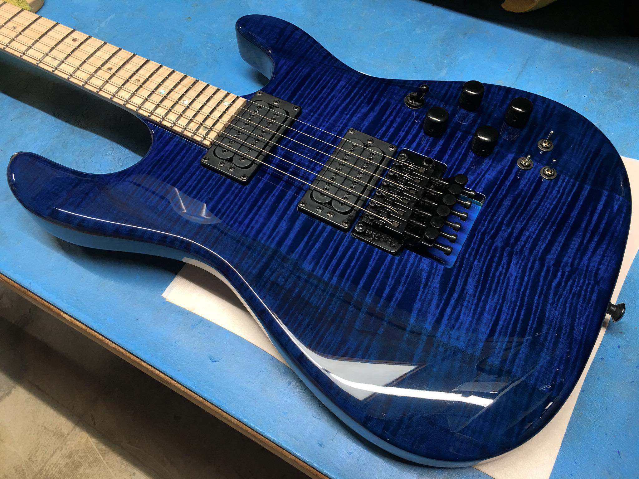 JB200C, the tribute to his original Carvin guitar “Bluey.” This