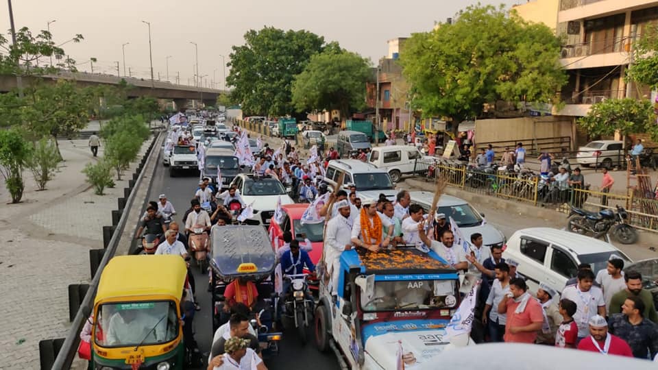 Aam Aadmi Party - Massive Crowd gathering in AAP roadshow... | Facebook
