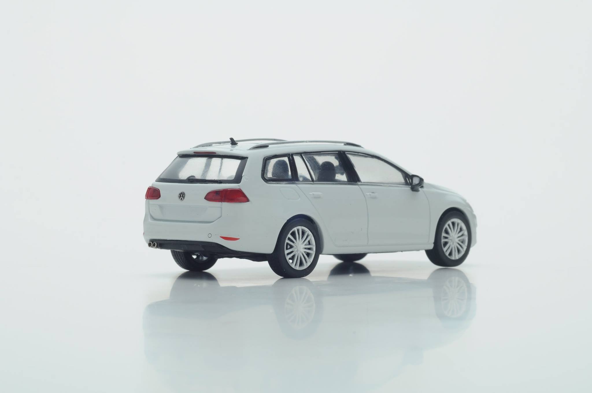 Spark Die-Cast series 1/43 VW Golf Variant 2014