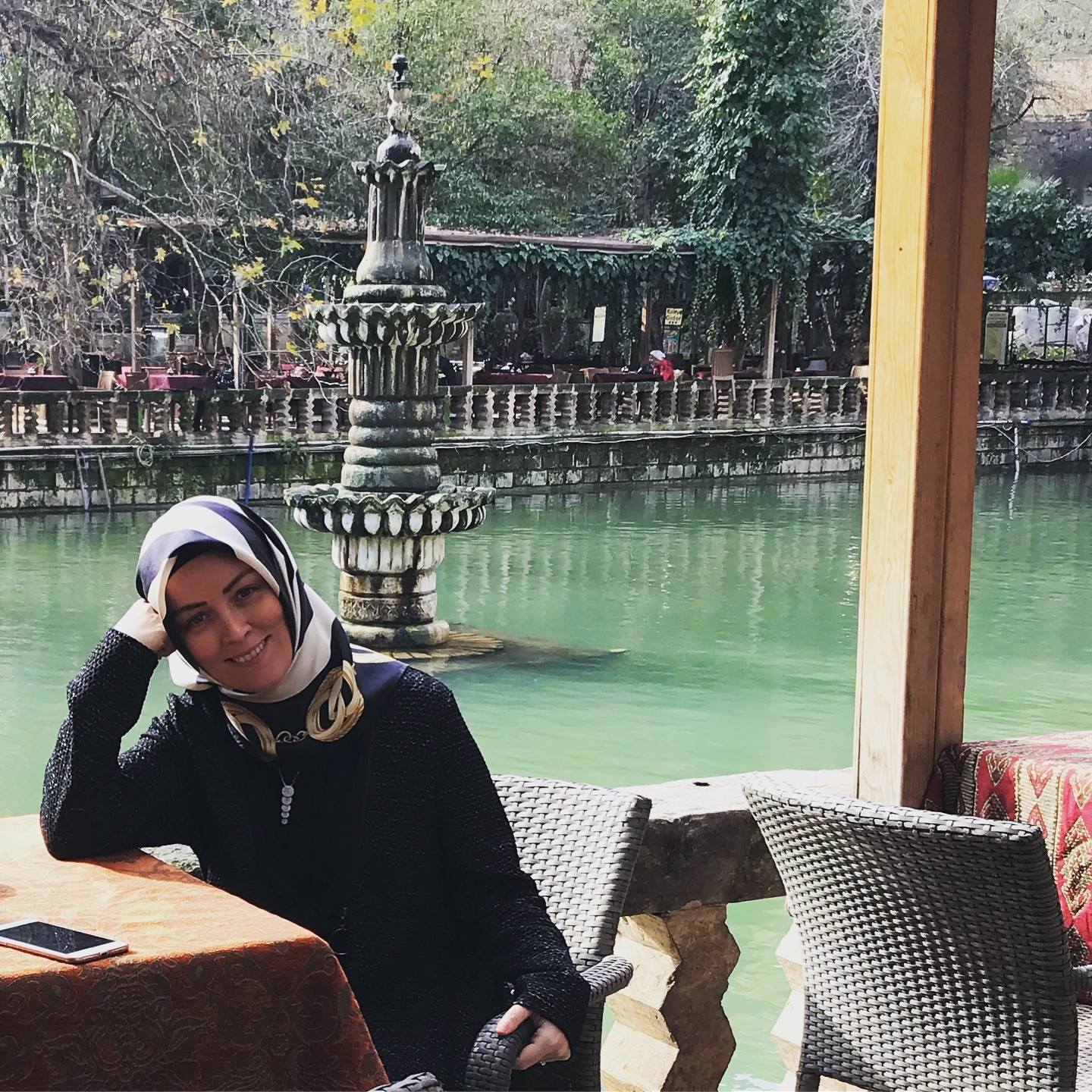 bagirmayan anneler hatice kubra tongar bizim evde televizyon hafta ici acilmaz haftasonu keyif yapalim diye ailece oturur secerek cizgi film film falan izleriz boyle yapiyoruz cunku bence televizyon izlemenin bi