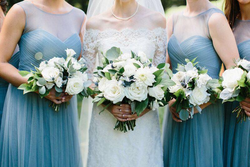 Dusty blue bridesmaid dresses + all-white bouquets = forever classic combo 🤍💙 • 📸: @sisterleephotography #birdyinthewild #BIRDYGREY